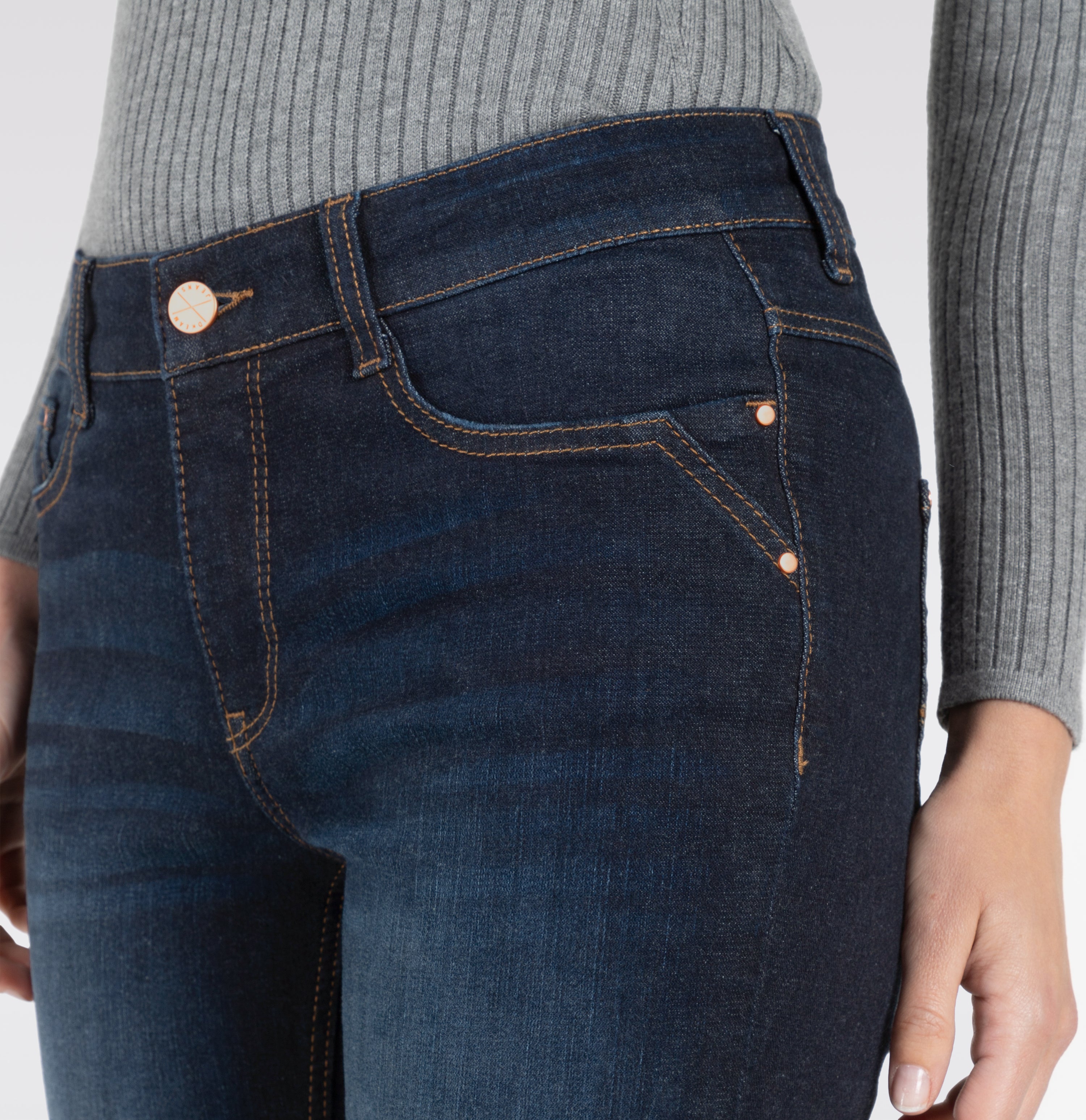 Straight fit with rhinestones and stitching. Figure-shaping. | DREAM auth.edgy glam | fancy used wash | Side view of model