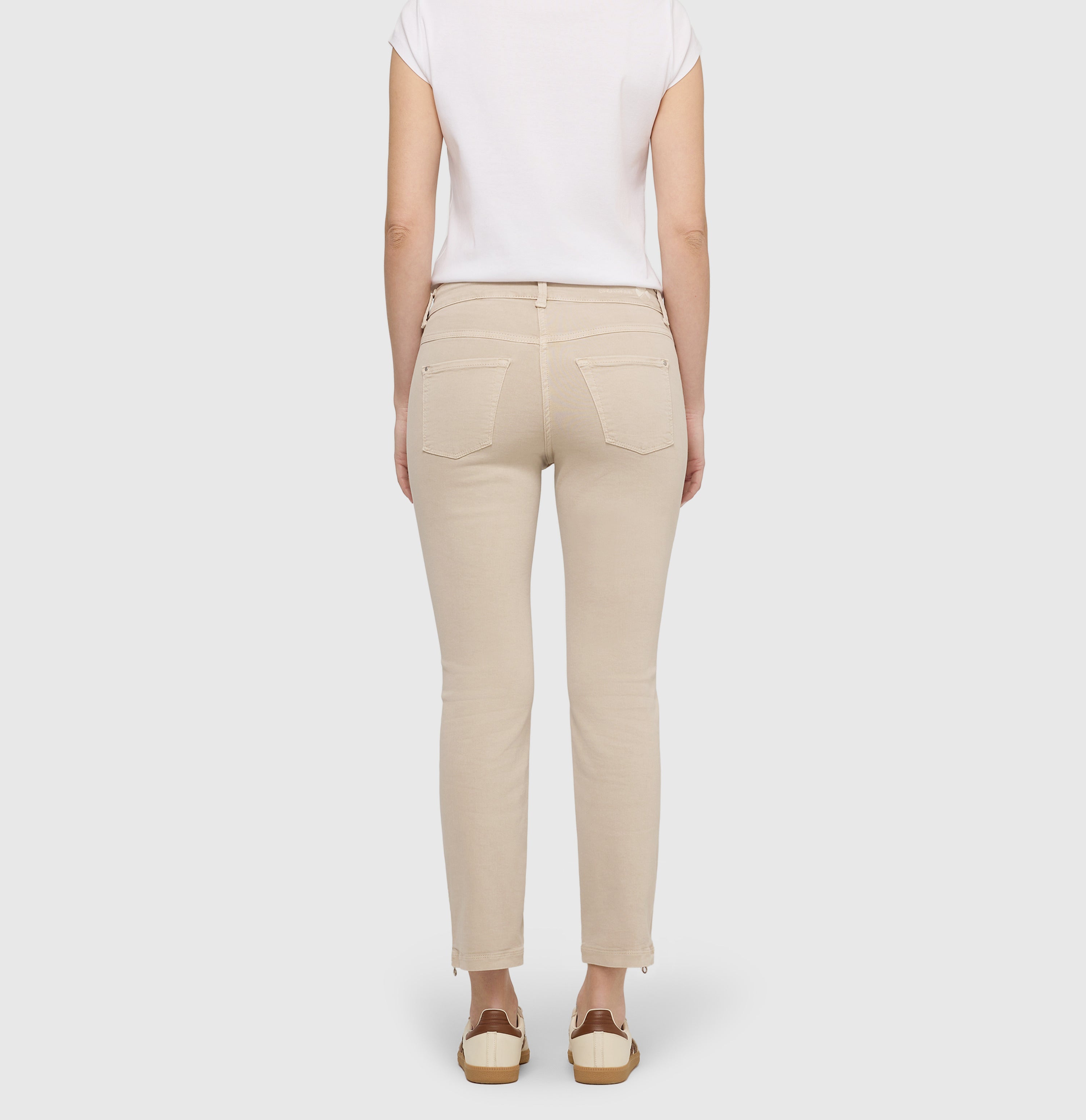 Figure-shaping slim jeans with zip detail. | DREAM CHIC | smoothly beige | Back view of model