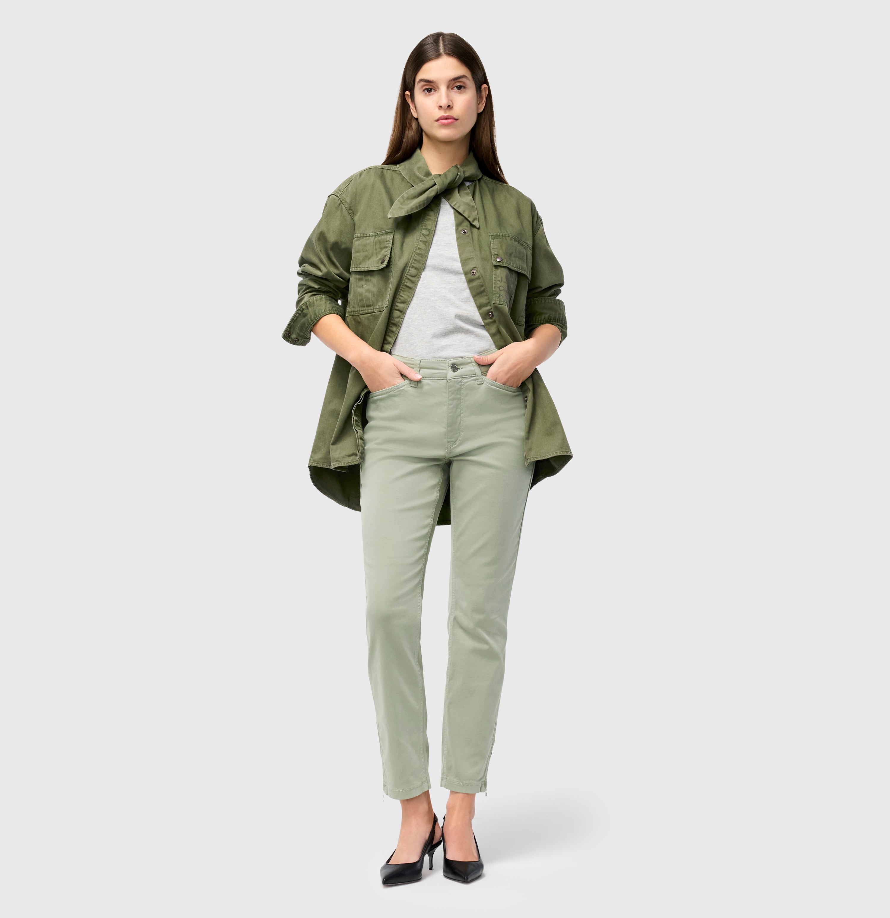 Figure-shaping slim jeans with zip detail. | DREAM CHIC | dried rosemary PPT | Full-body of model
