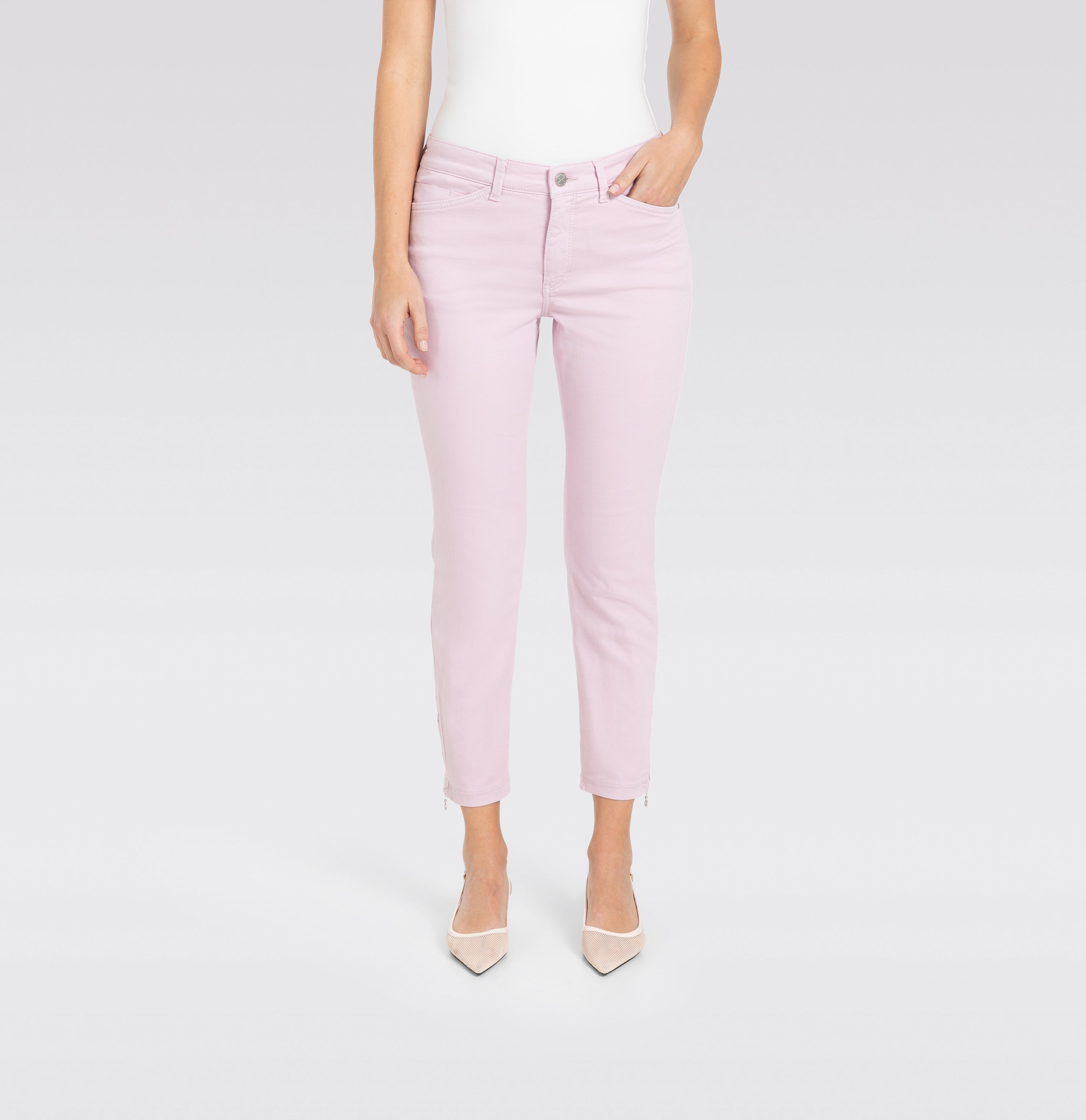 Figure-shaping slim jeans with zip detail. | DREAM CHIC | faded mauve PPT | Front view of model