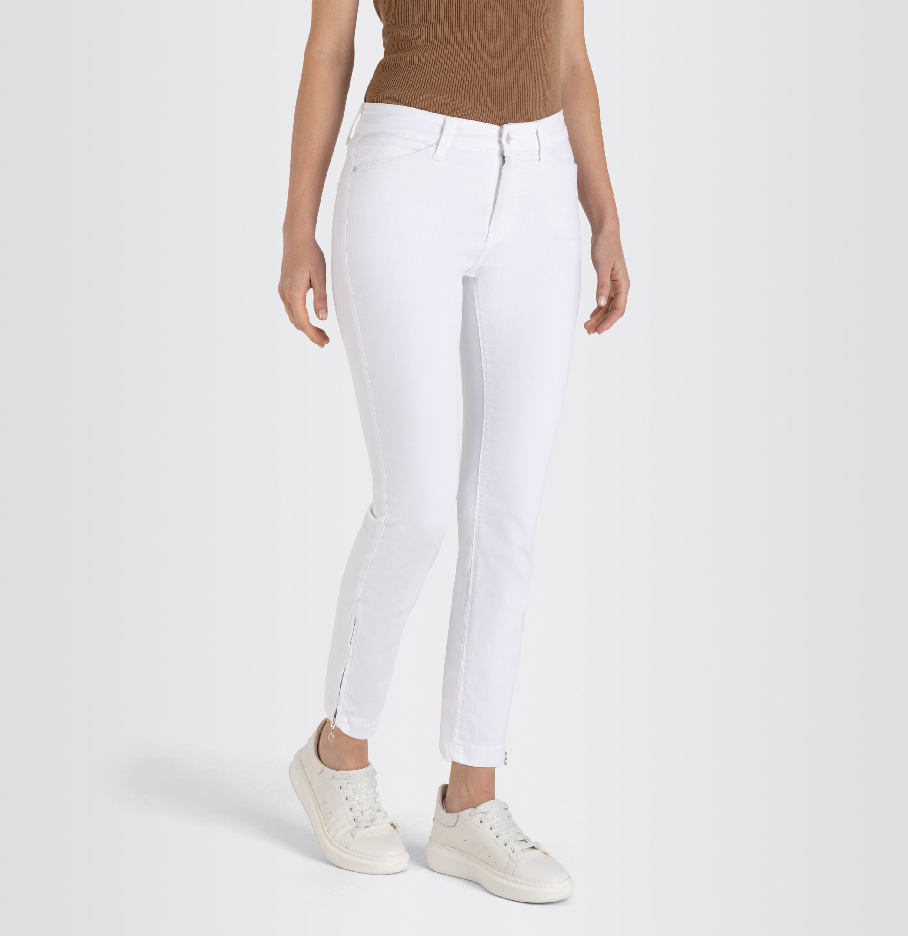 Cropped hyper stretch jeans with zip detail. | DREAM CHIC | white denim | Front view of model
