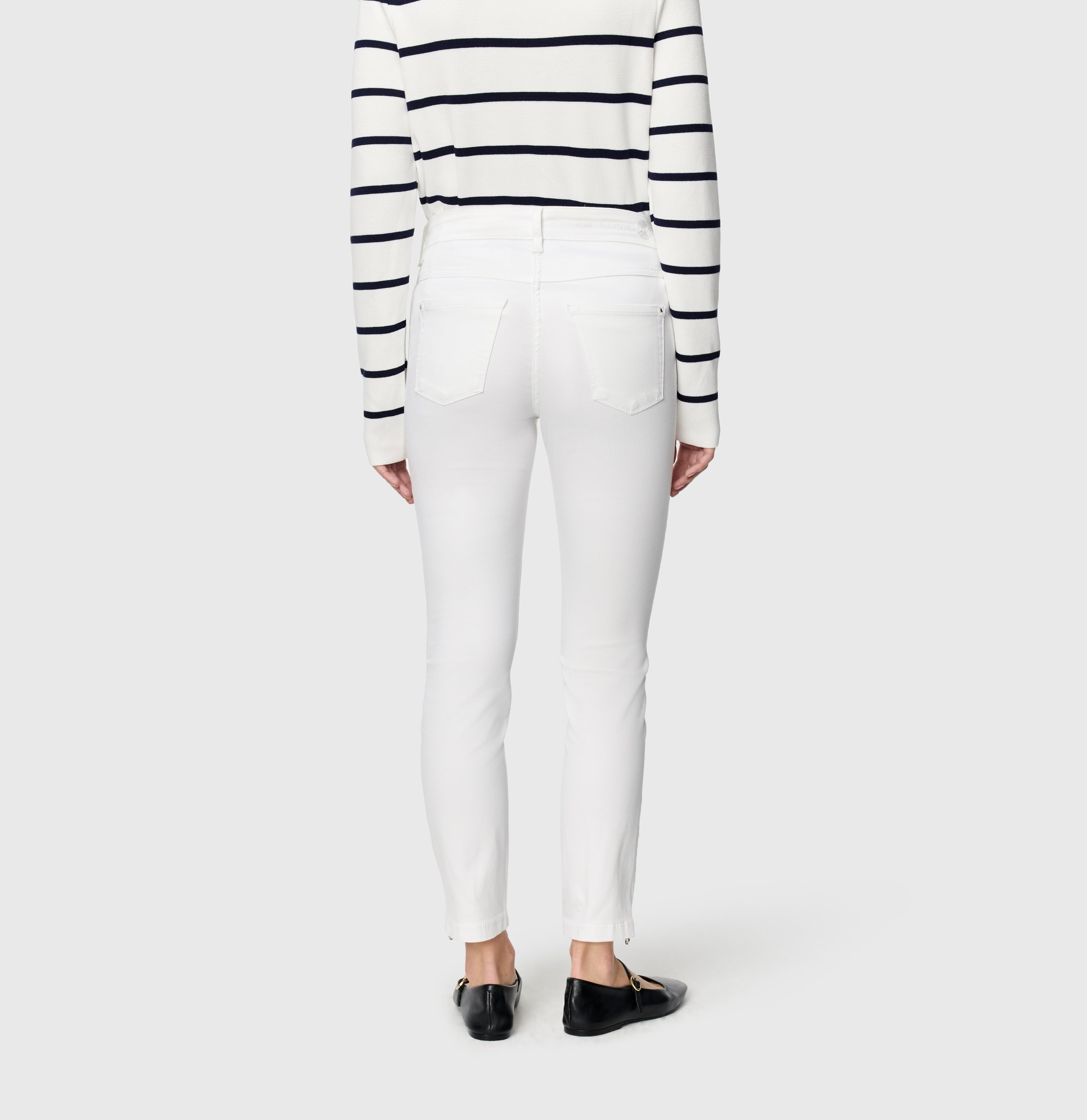 Cropped slim jeans with figure-shaping effect. | DREAM CHIC | white denim | Back view of model