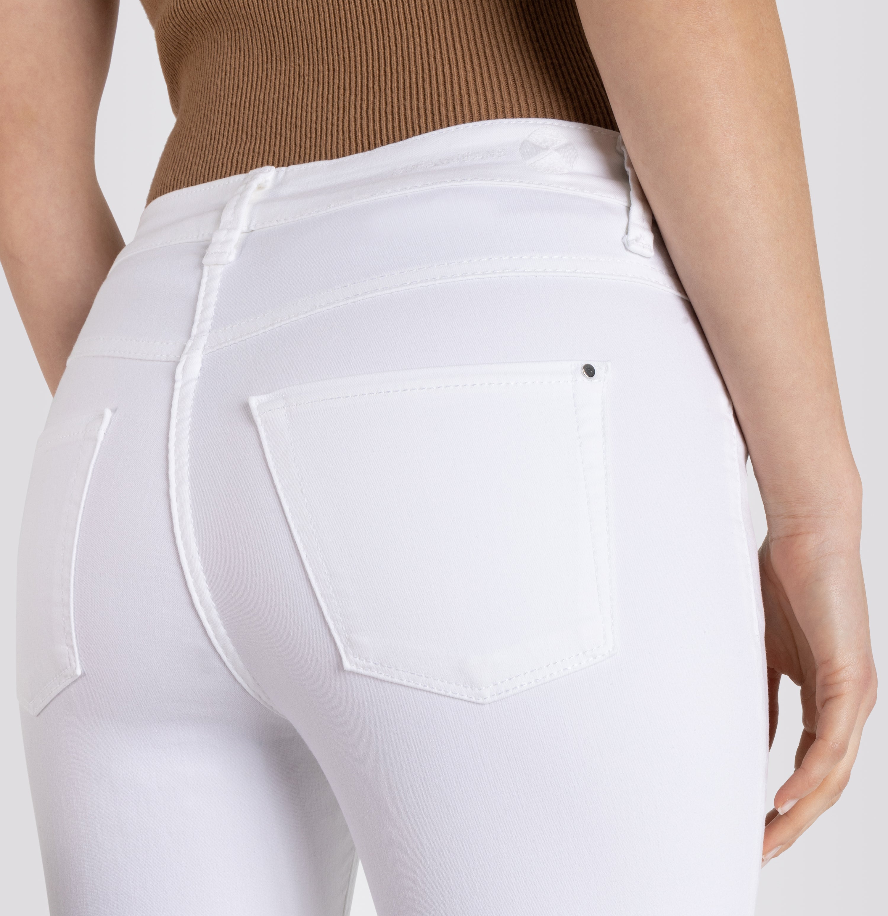 Cropped hyper stretch jeans with zip detail. | DREAM CHIC | white denim | Side view of model