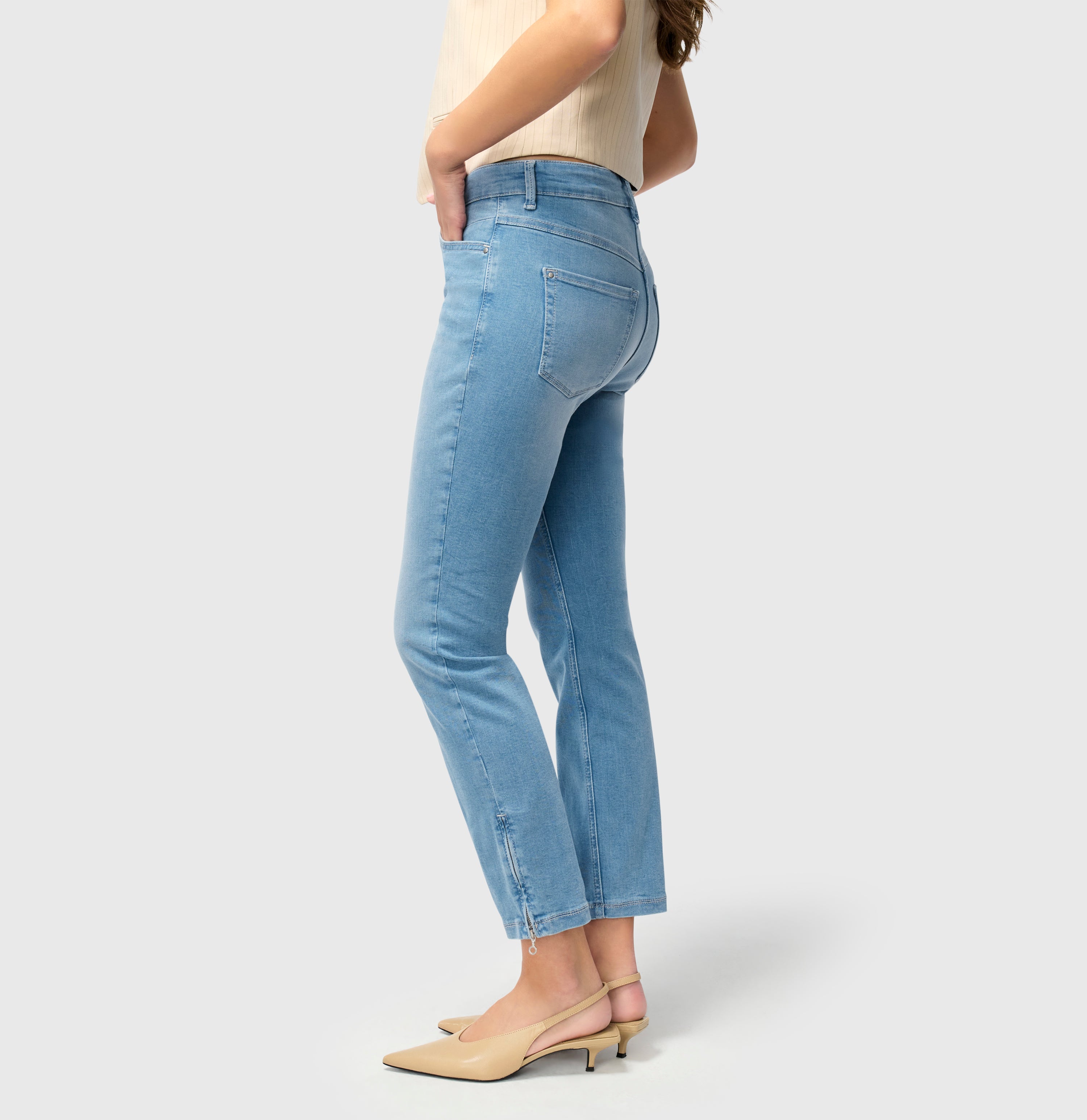 Cropped hyper stretch jeans with zip detail. | S-NAME | S-FBBZ | Detailed view 2 of model