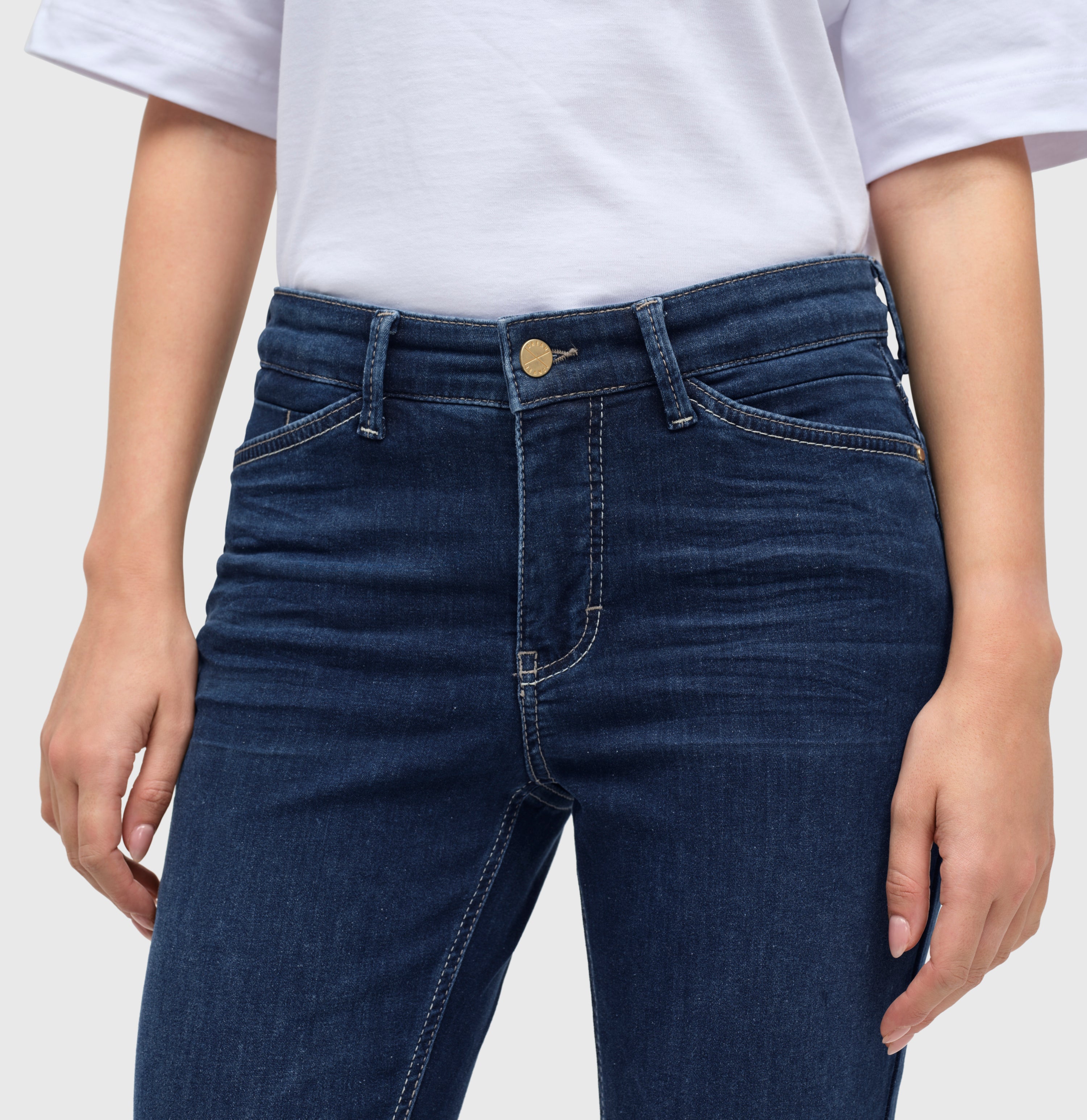 Cropped, slim shaping jeans with zip details. | DREAM CHIC | dark used | Detailed view 2 of model