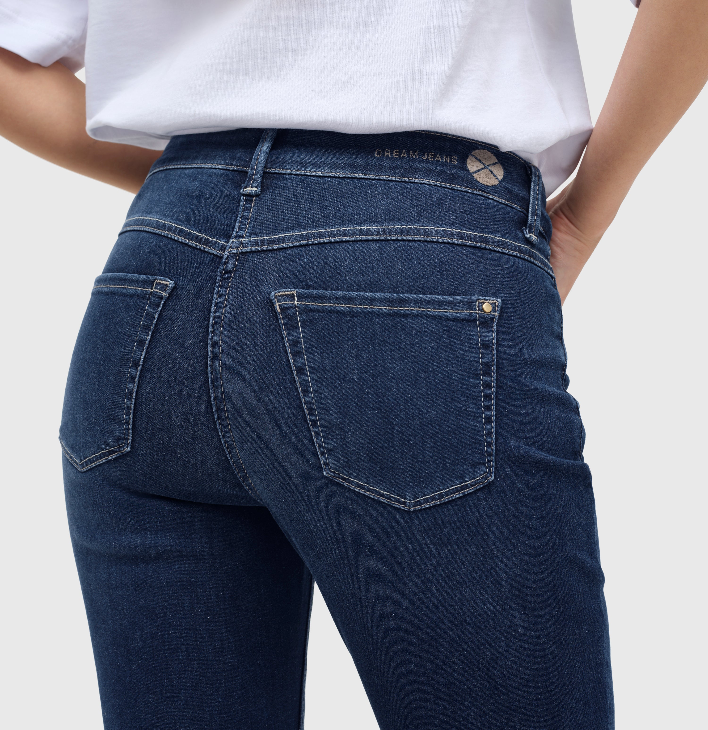 Cropped, slim shaping jeans with zip details. | DREAM CHIC | dark used | Detailed view 3 of model