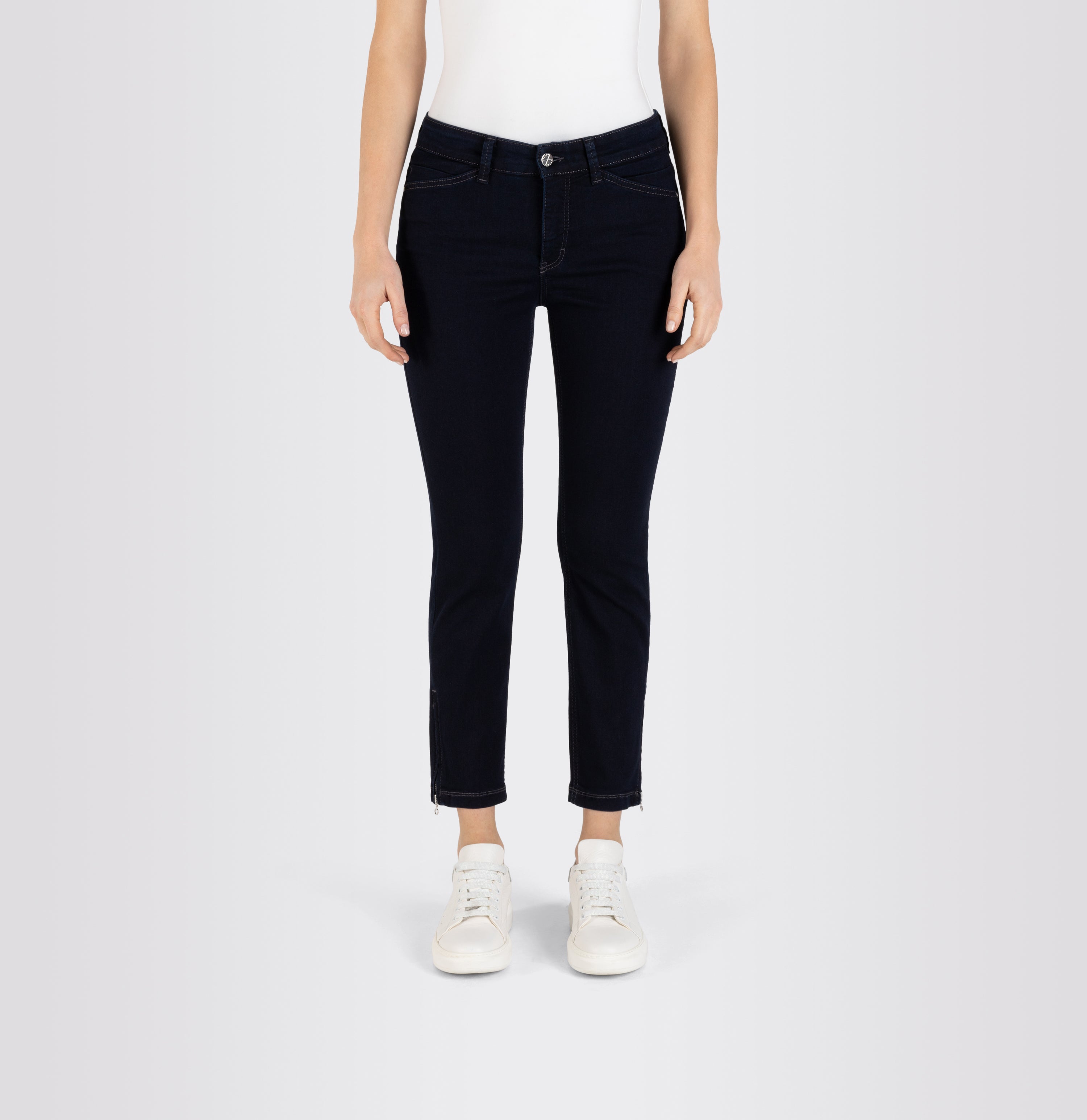 Cropped slim jeans made of hyper stretch denim. | S-NAME | S-FBBZ | Front view of model