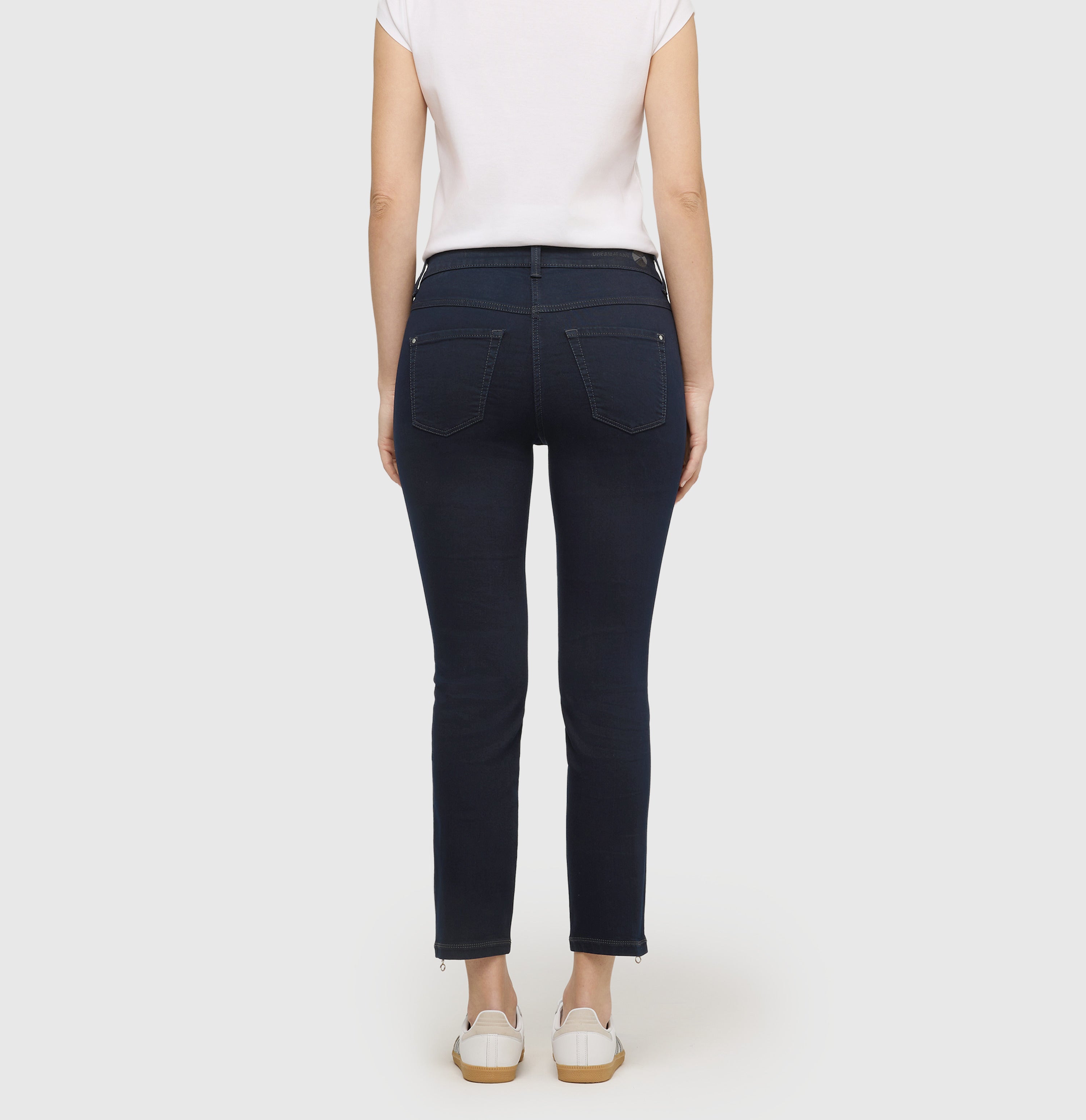 Cropped slim jeans made of hyper stretch denim. | DREAM CHIC | dark rinsewash | Back view of model