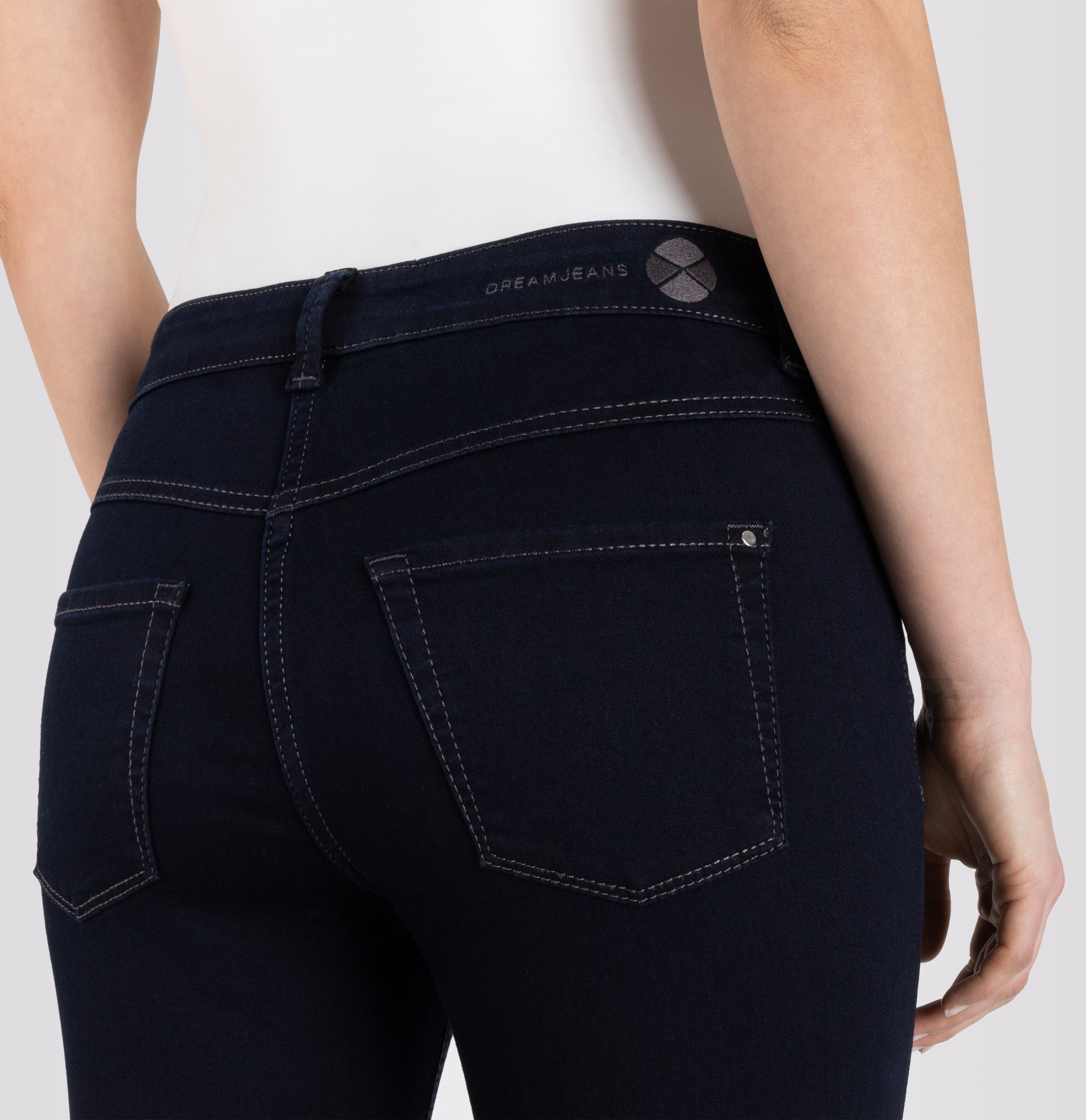 Cropped slim jeans made of hyper stretch denim. | DREAM CHIC | dark rinsewash | Side view of model