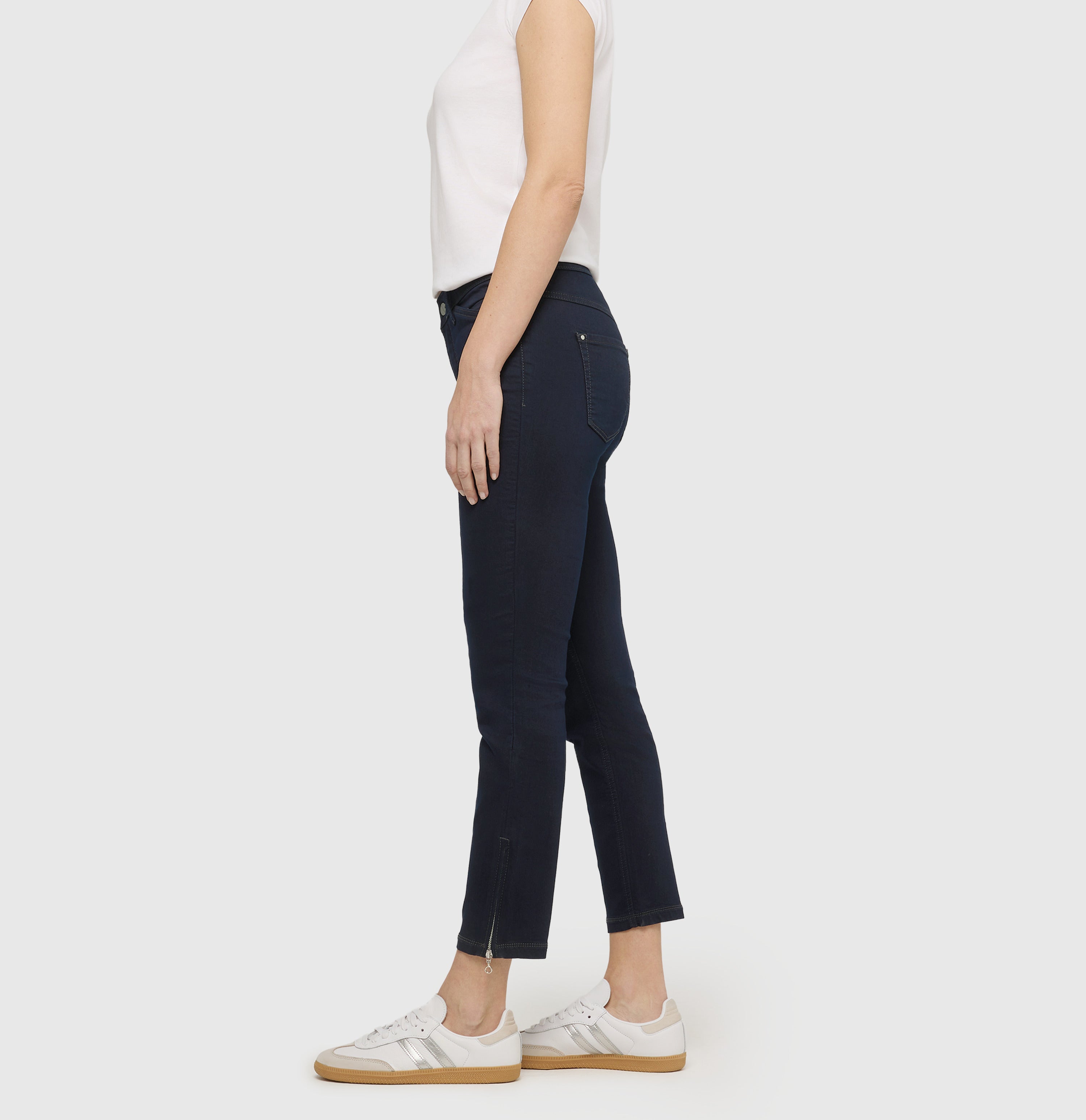Cropped slim jeans made of hyper stretch denim. | DREAM CHIC | dark rinsewash | Side view of model