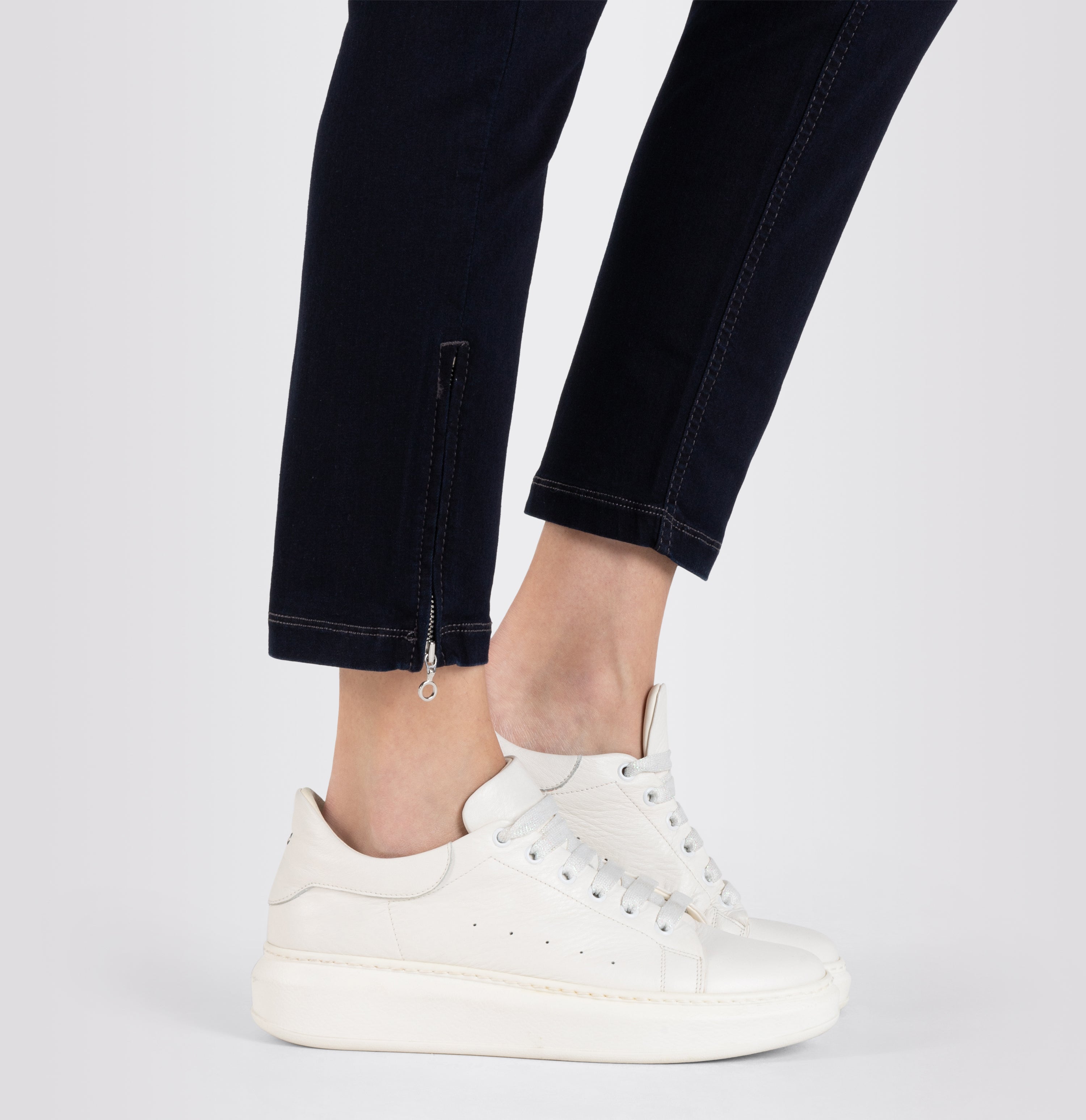 Cropped slim jeans made of hyper stretch denim. | DREAM CHIC | dark rinsewash | Detailed view 2 of model