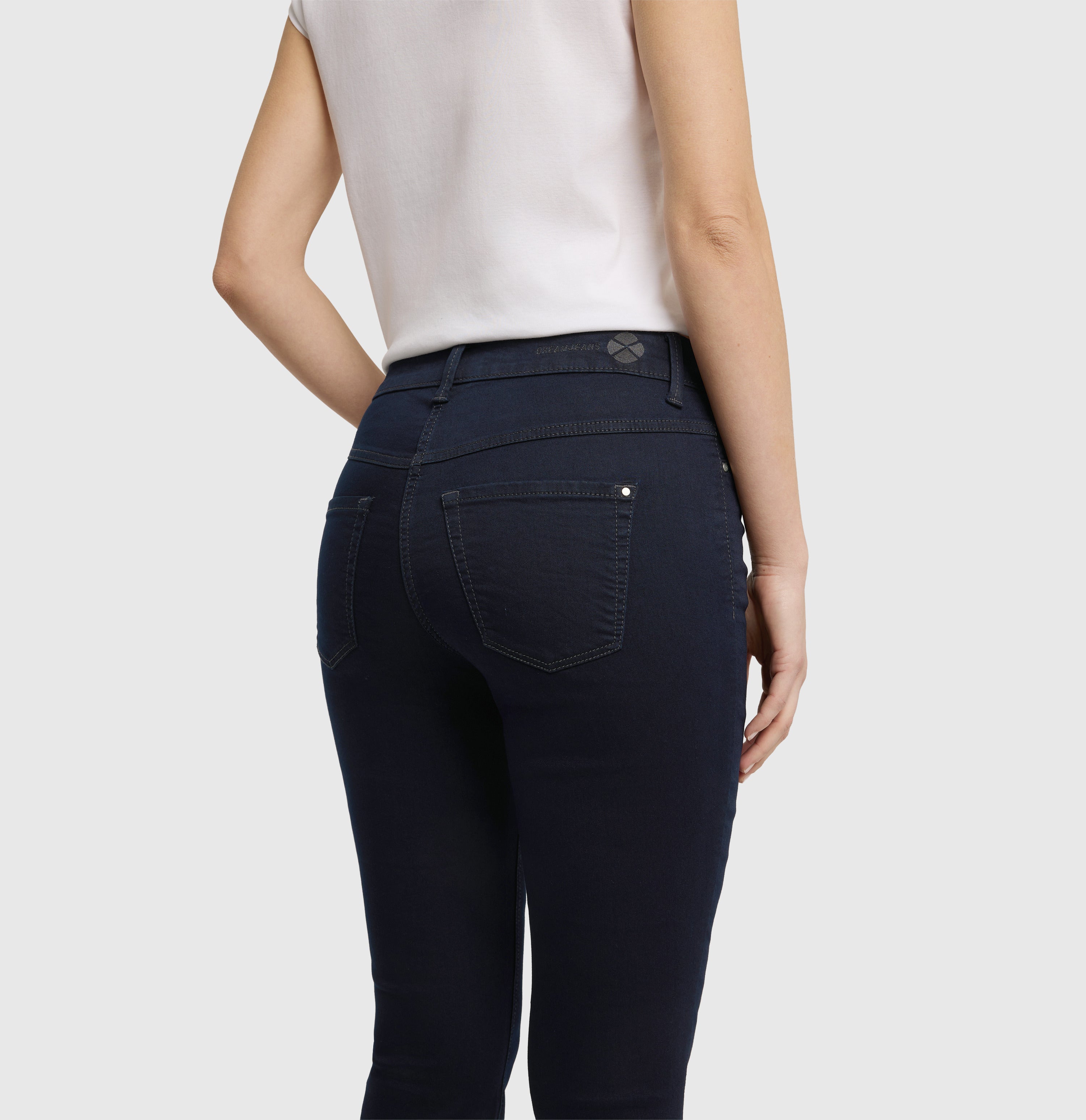 Cropped slim jeans made of hyper stretch denim. | DREAM CHIC | dark rinsewash | Detailed view 2 of model