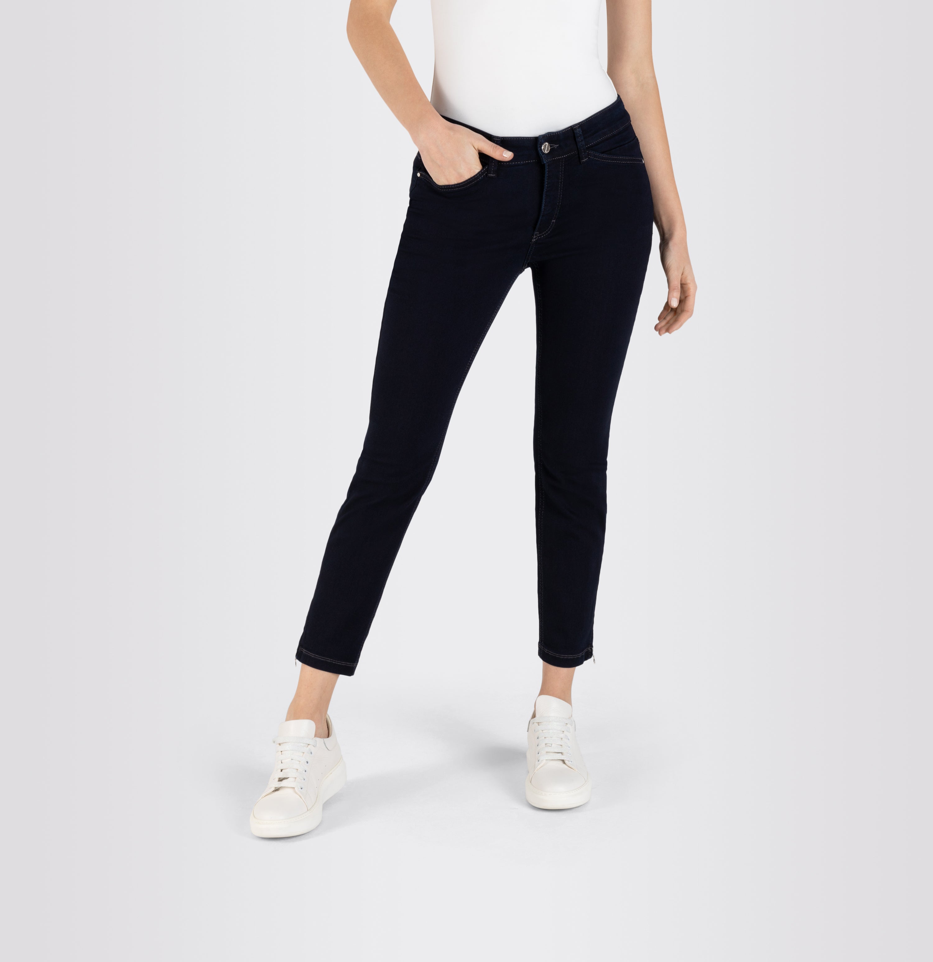 Cropped slim jeans made of hyper stretch denim. | DREAM CHIC | dark rinsewash | Detailed view 4 of model