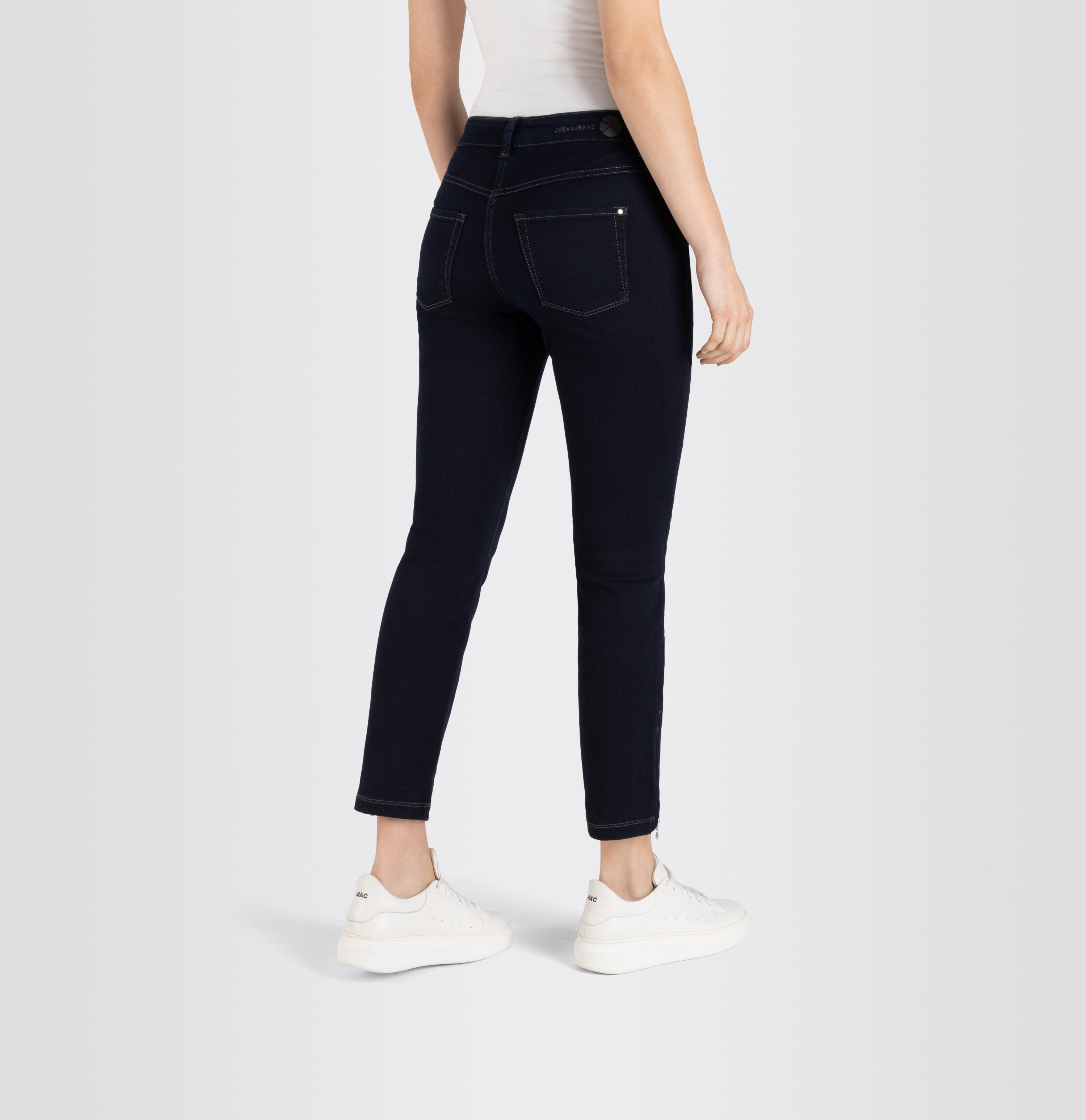 Cropped slim jeans made of hyper stretch denim. | DREAM CHIC | dark rinsewash | Campaign image