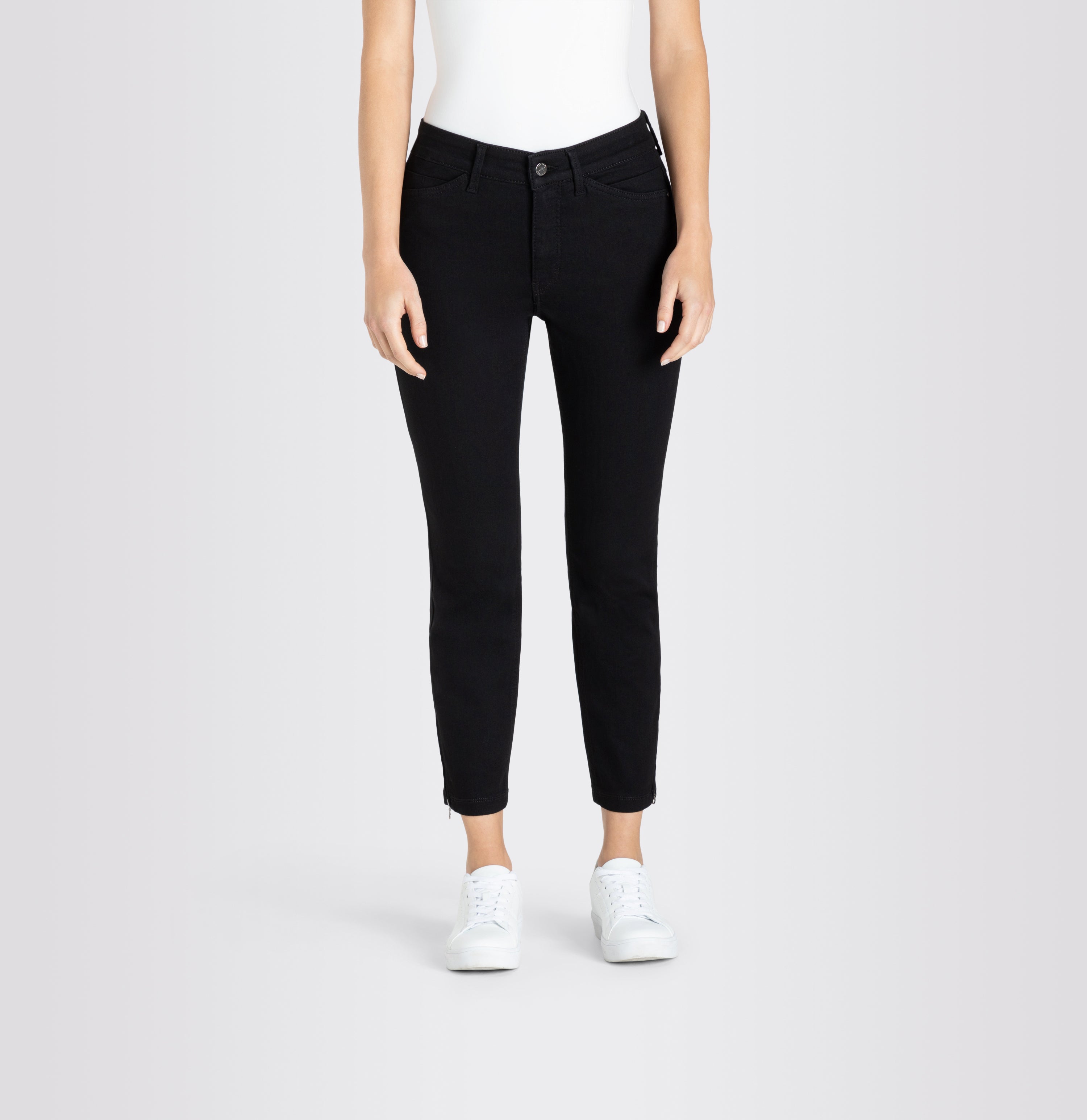 Cropped slim jeans made of hyper stretch denim. | S-NAME | S-FBBZ | Front view of model