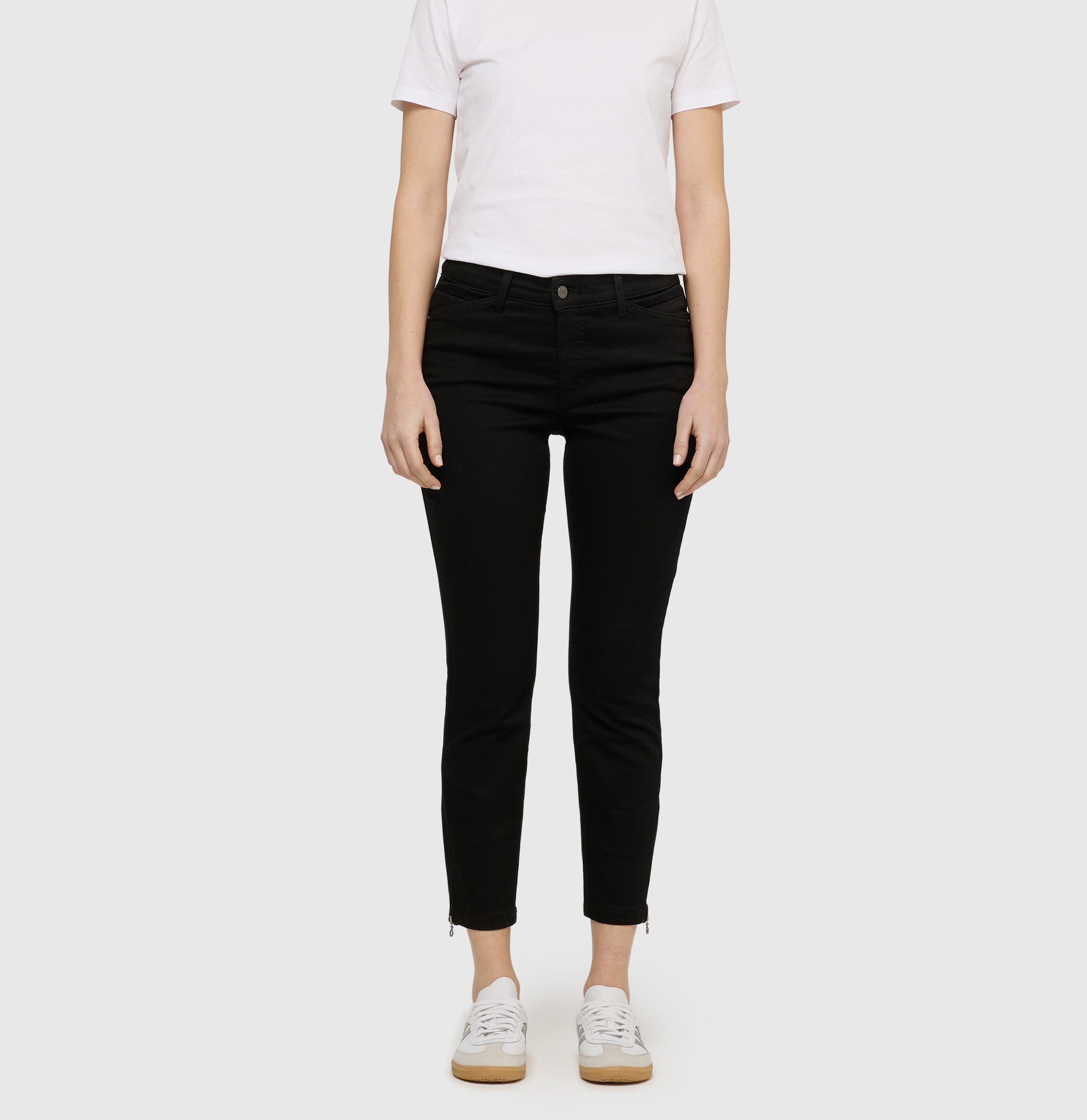 Cropped slim jeans made of hyper stretch denim. | DREAM CHIC | black-black | Front view of model
