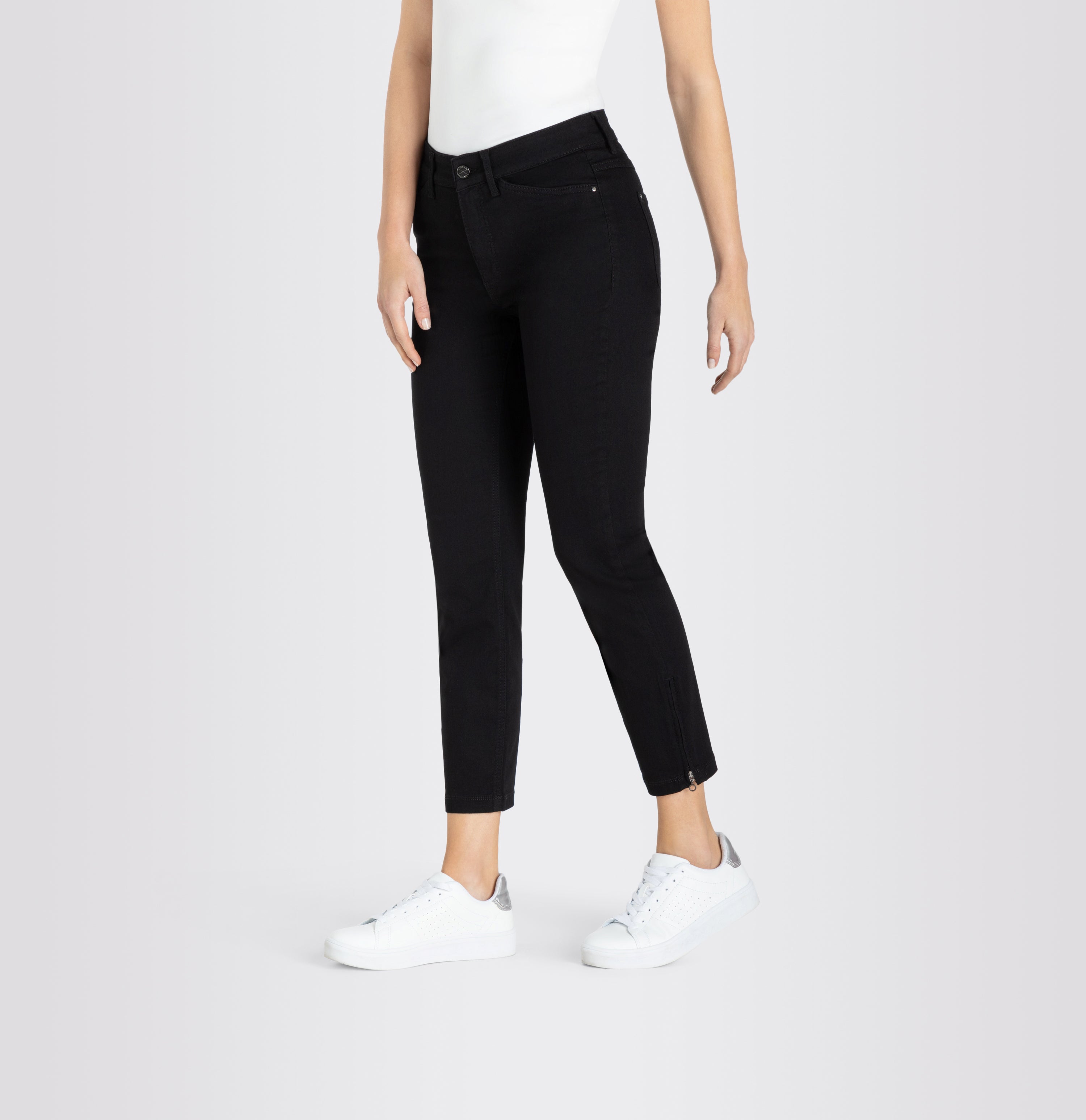 Cropped slim jeans made of hyper stretch denim. | DREAM CHIC | black-black | Detailed view 2 of model