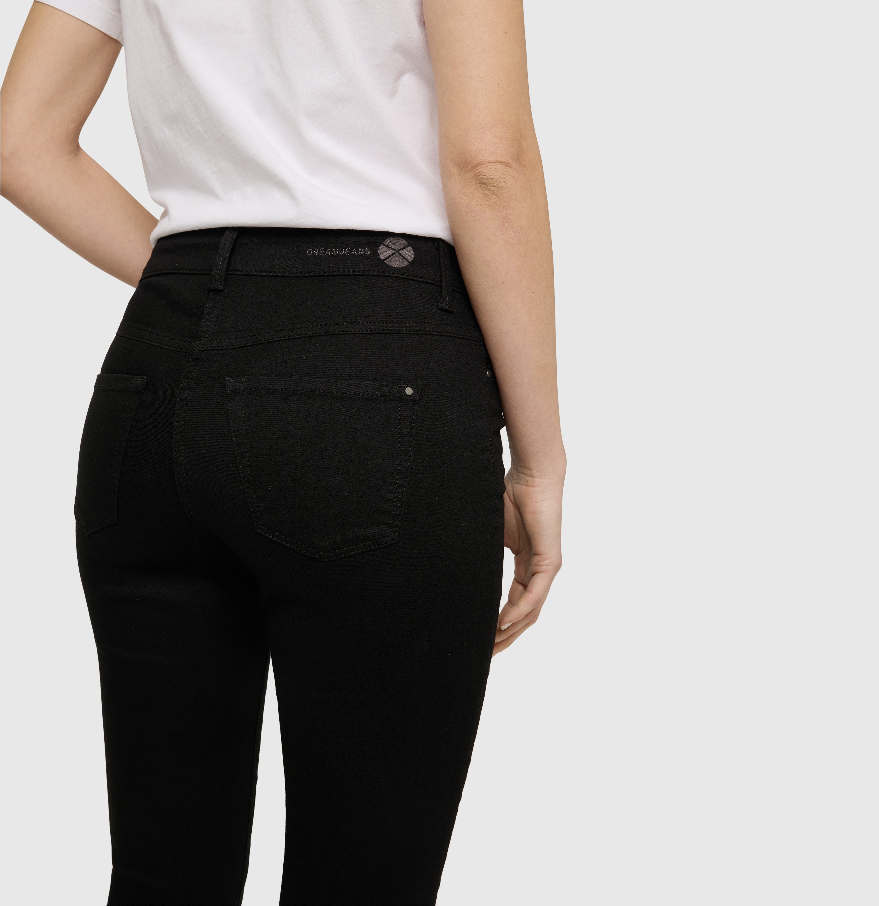 Cropped slim jeans made of hyper stretch denim. | DREAM CHIC | black-black | Detailed view 2 of model