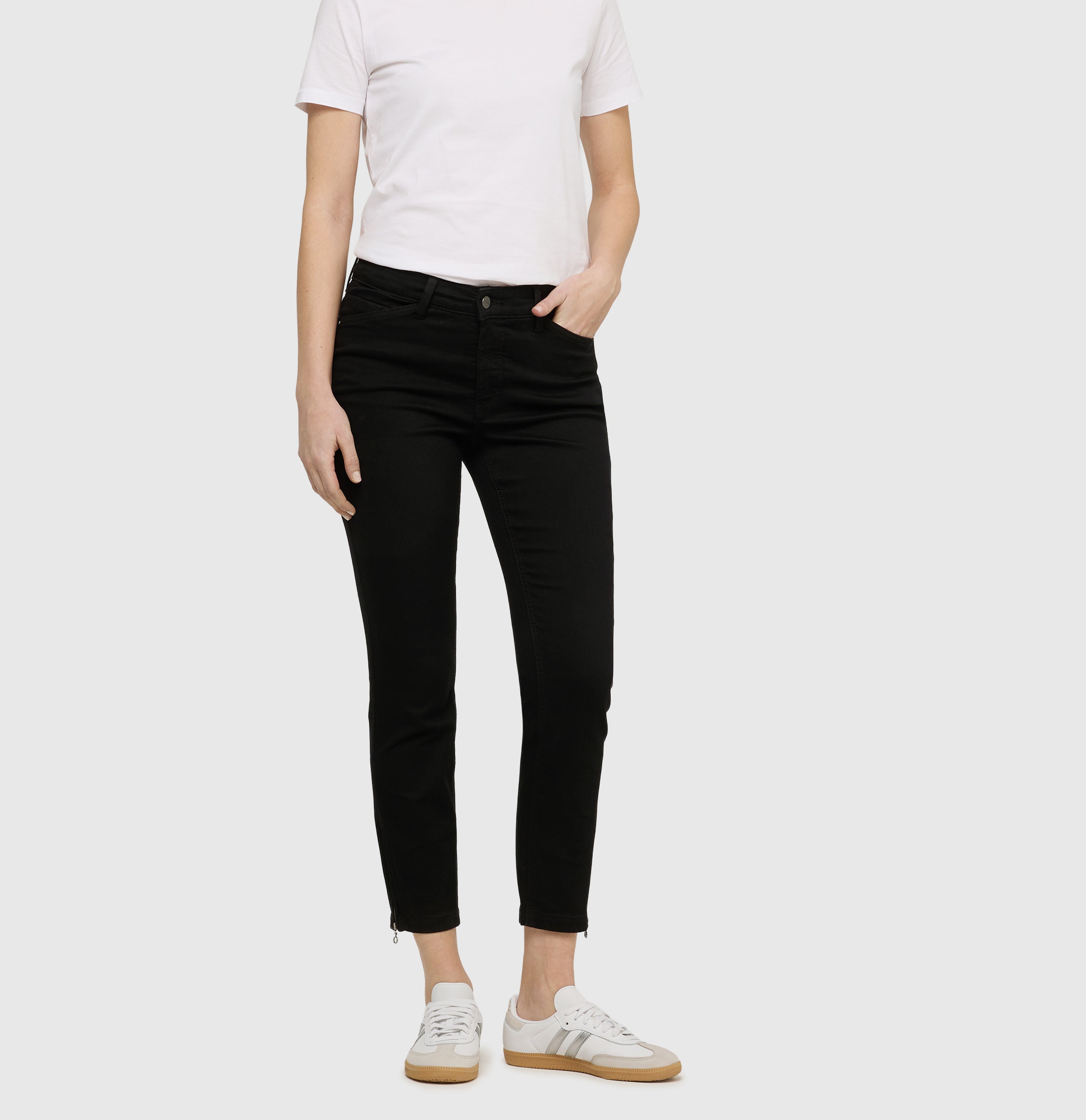 Cropped slim jeans made of hyper stretch denim. | DREAM CHIC | black-black | Detailed view 3 of model