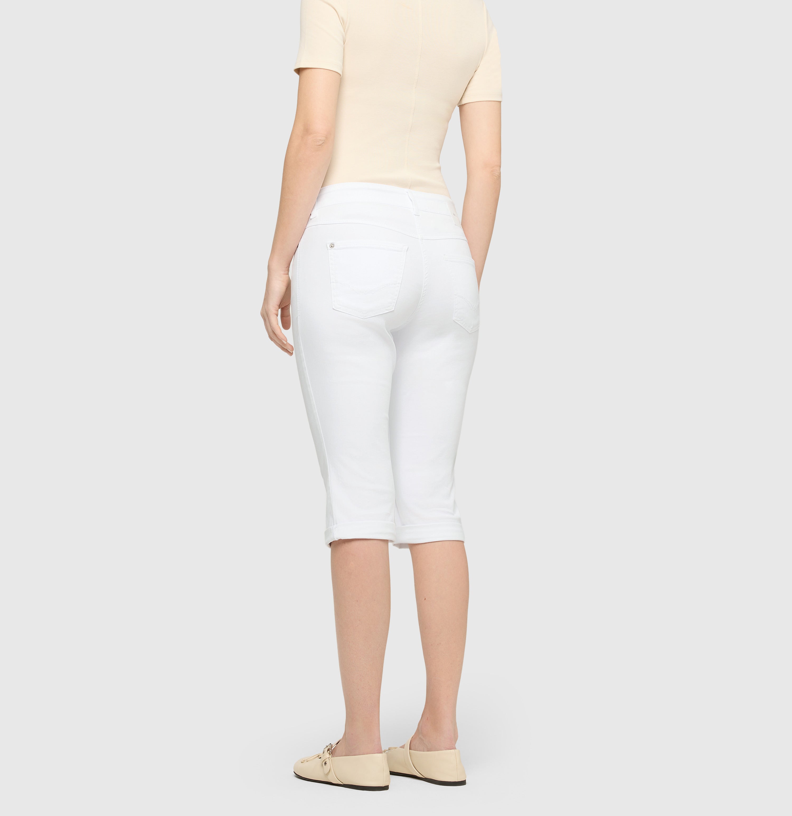 Light capri jeans with shaping effect. | DREAM SUN | white denim | Back view of model