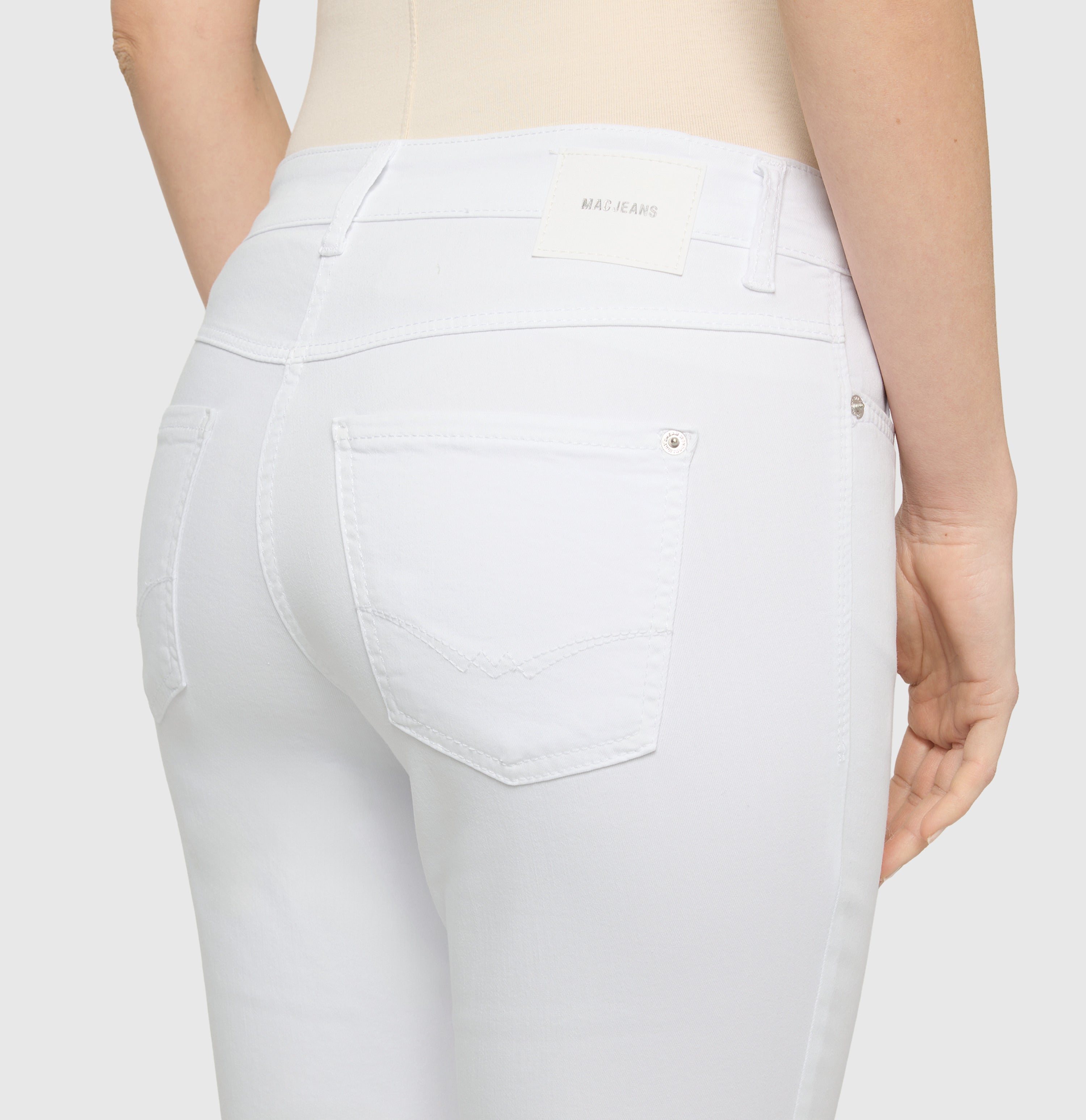 Light capri jeans with shaping effect. | DREAM SUN | white denim | Detailed view 2 of model