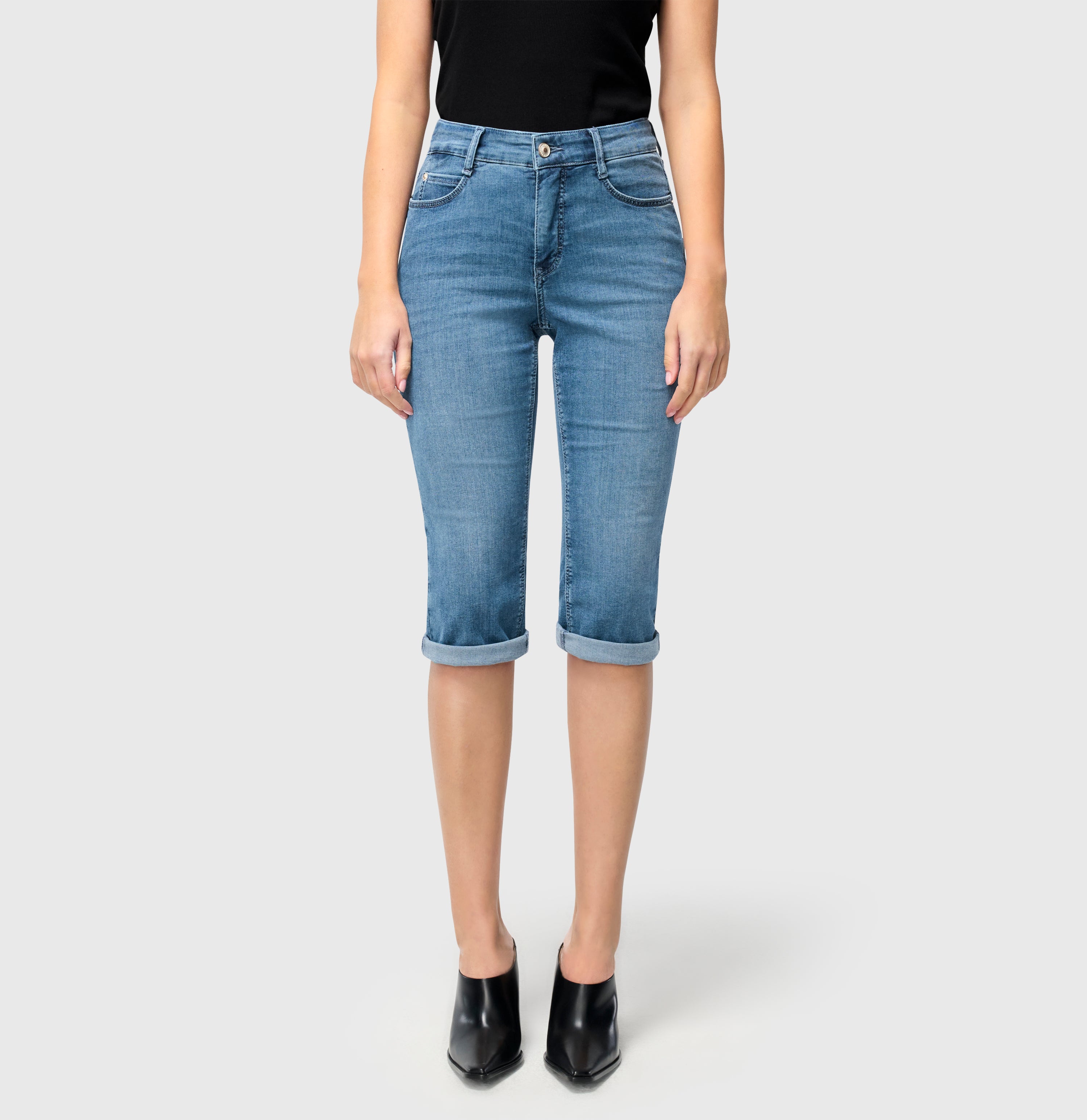 Light capri jeans with shaping effect. | DREAM SUN | mid light blue wash | Front view of model