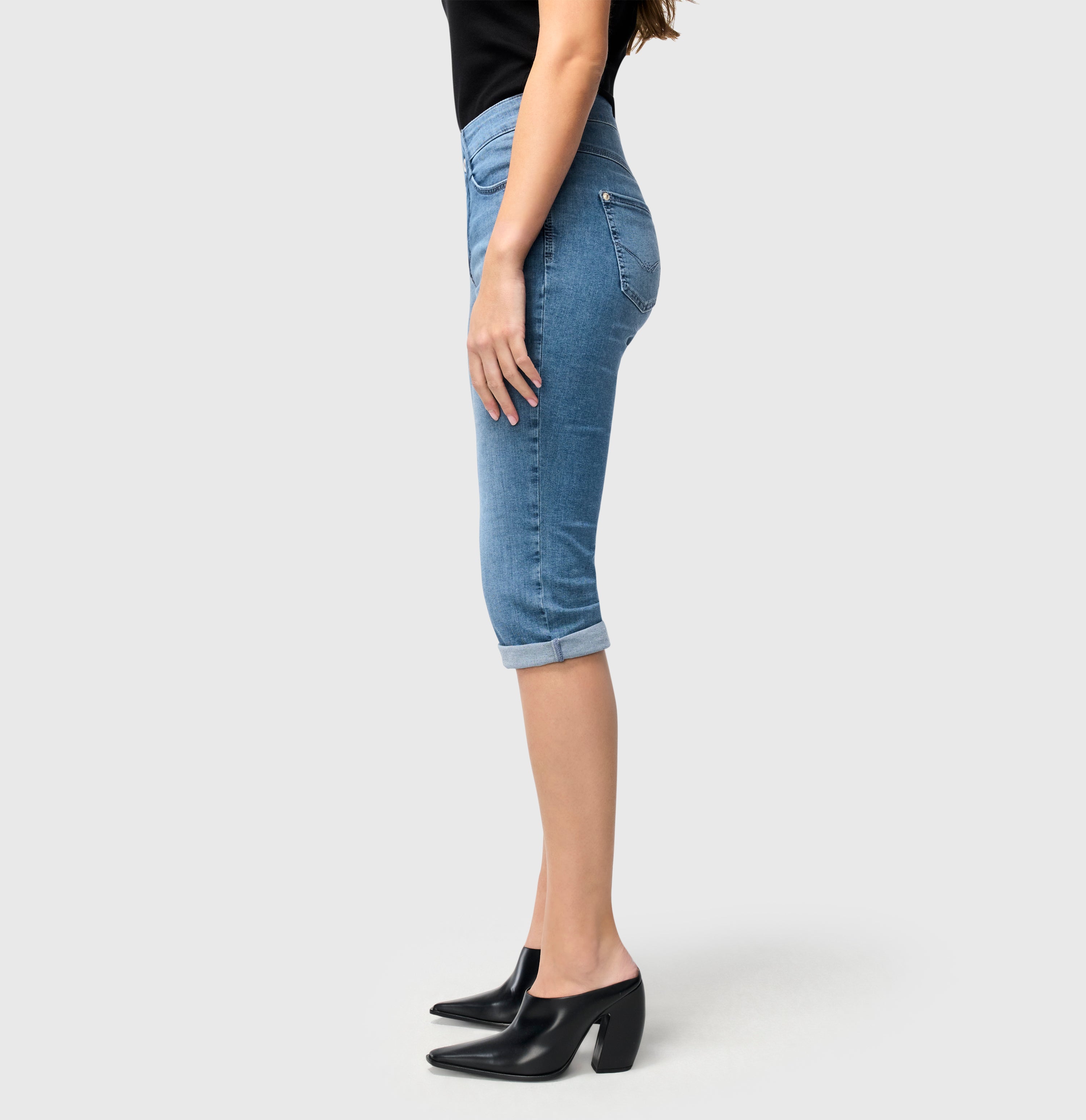Light capri jeans with shaping effect. | DREAM SUN | mid light blue wash | Side view of model