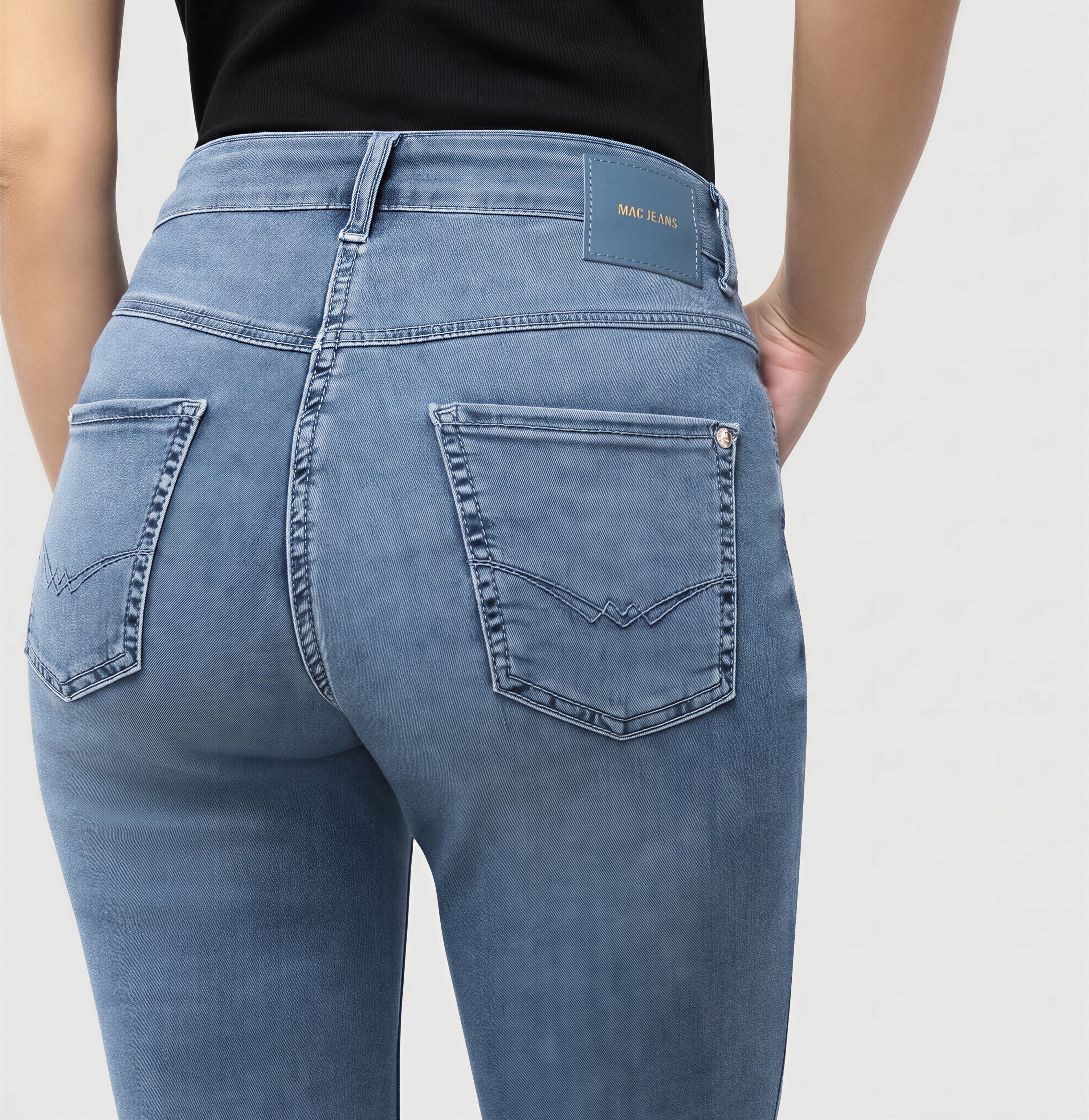 Light capri jeans with shaping effect. | DREAM SUN | mid light blue wash | Detailed view 3 of model