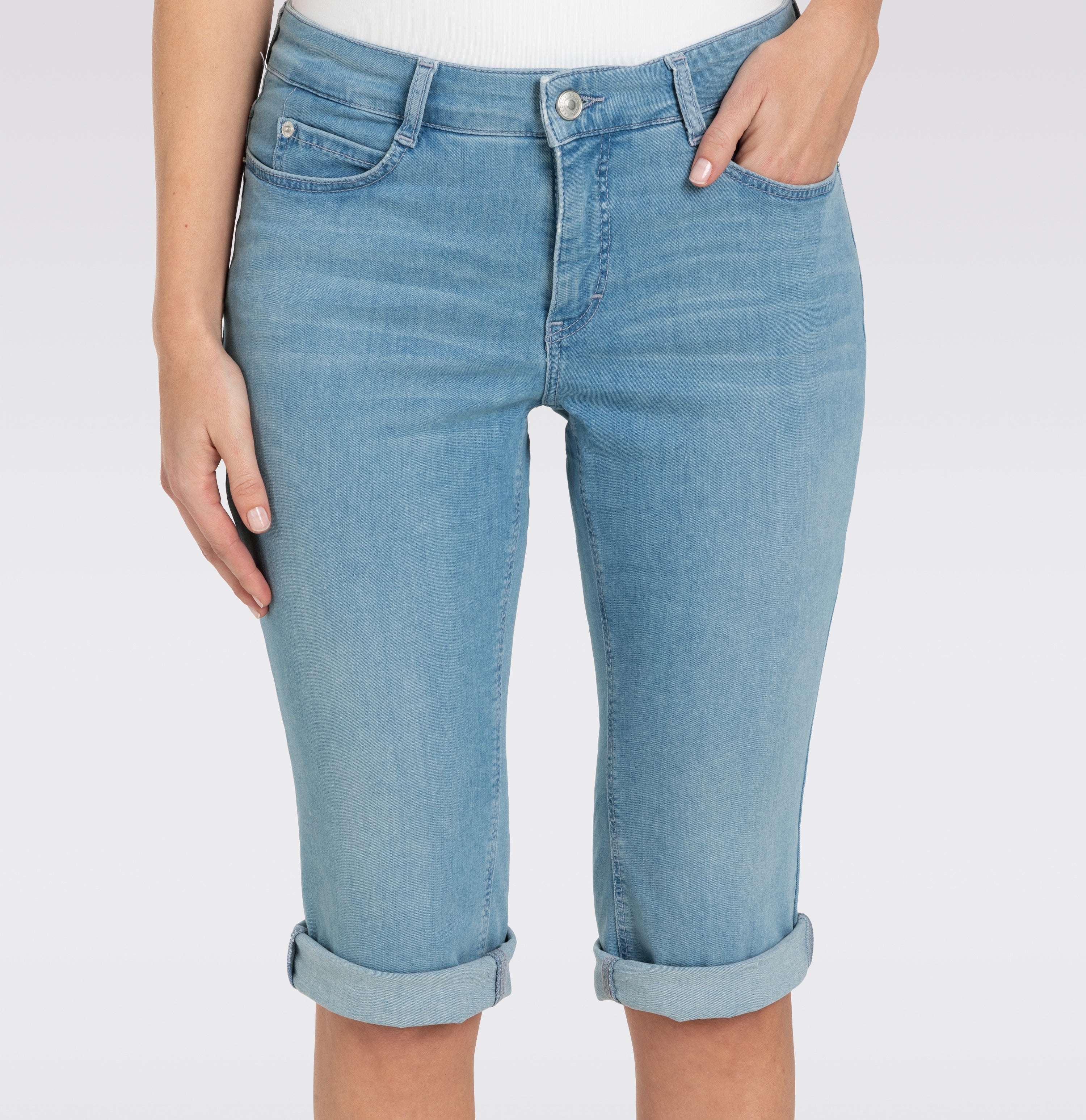 Light capri jeans with shaping effect. | DREAM SUN | summer sky wash | Side view of model