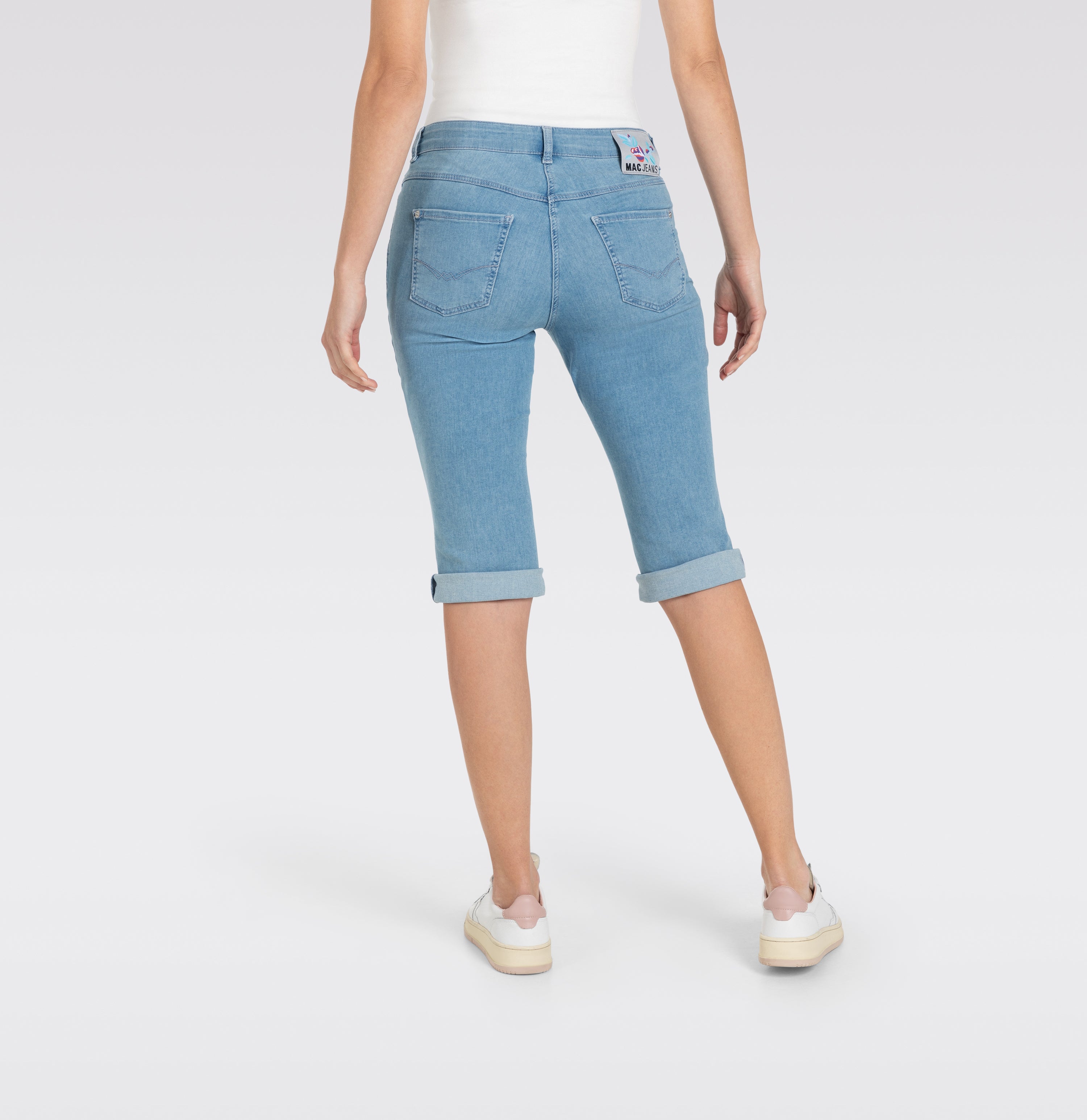 Light capri jeans with shaping effect. | DREAM SUN | summer sky wash | Detailed view 2 of model