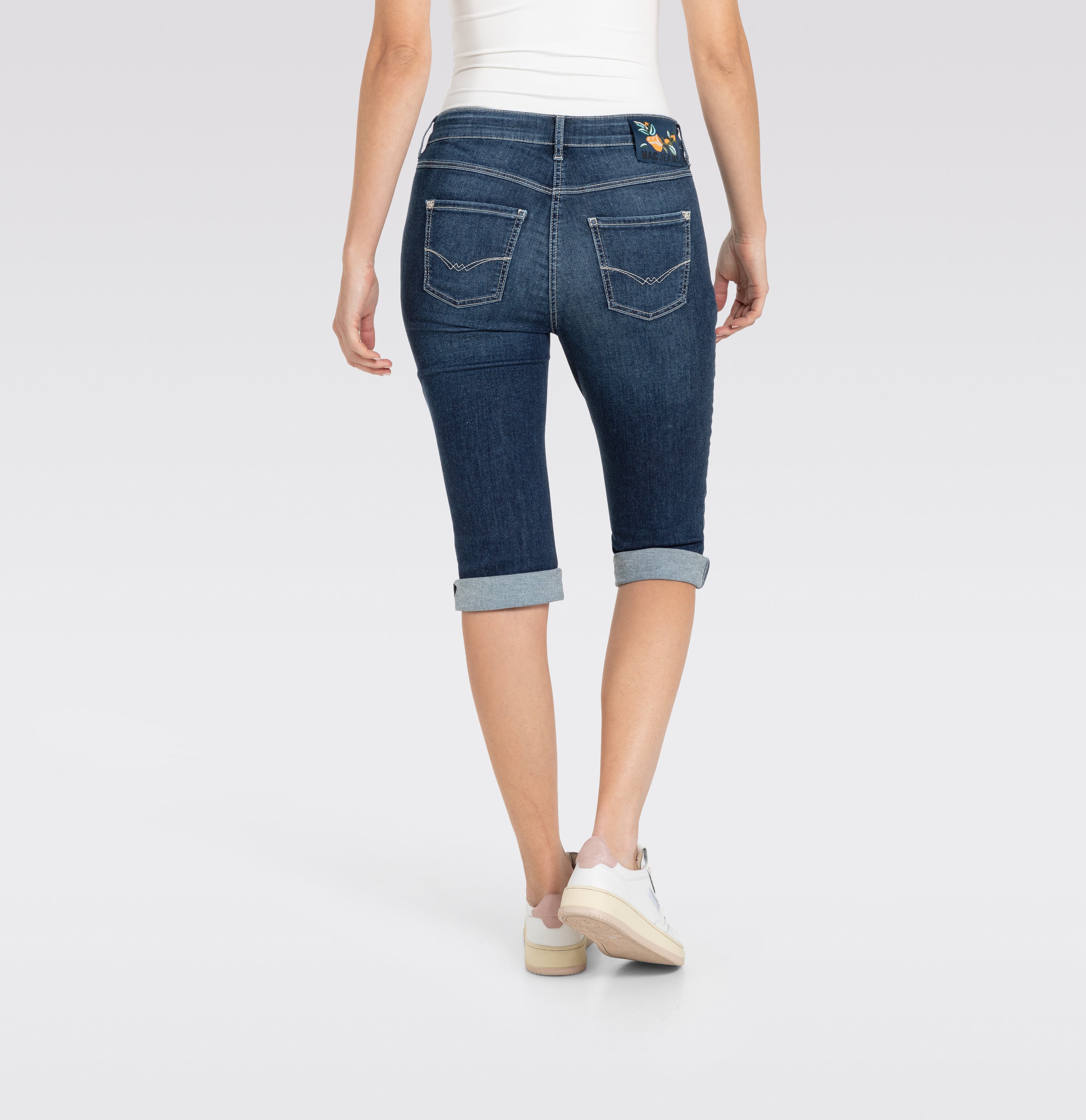 Light capri jeans with shaping effect. | DREAM SUN | dark blue basic used | Back view of model