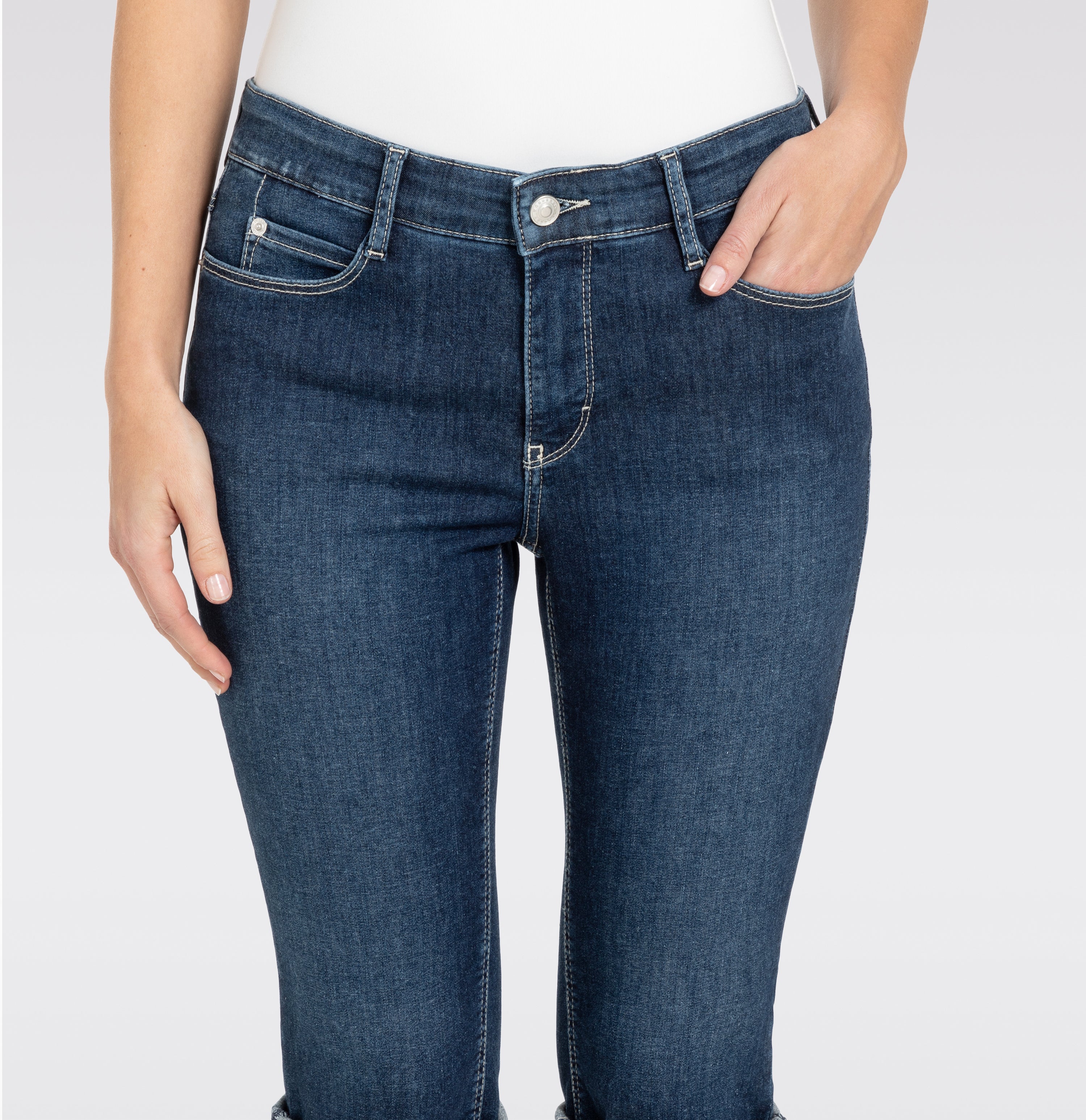 Light capri jeans with shaping effect. | DREAM SUN | dark blue basic used | Side view of model