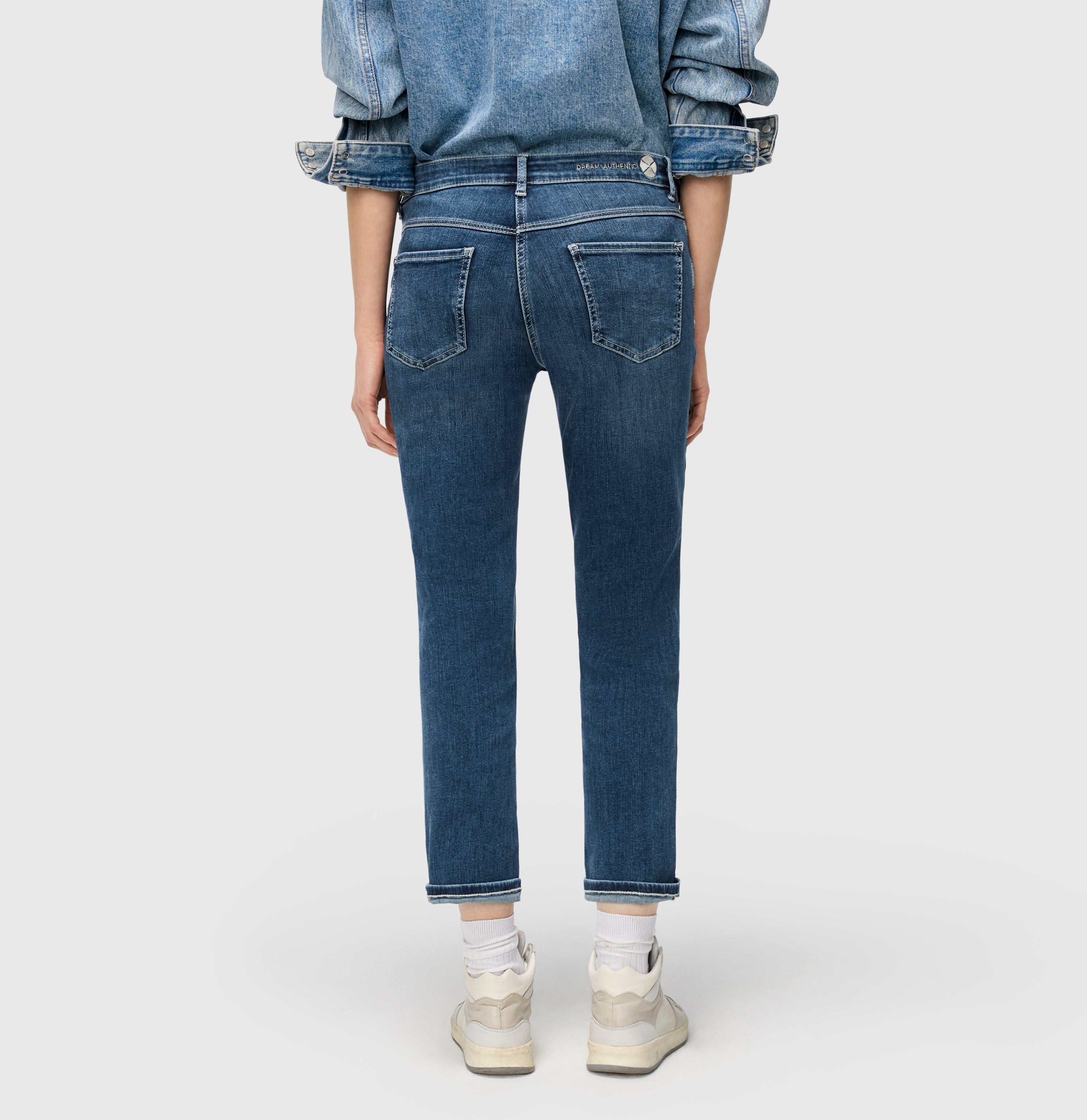 Straight shaping jeans with turned-up hem. | DREAM cropped auth. | blue moon basic wash | Back view of model