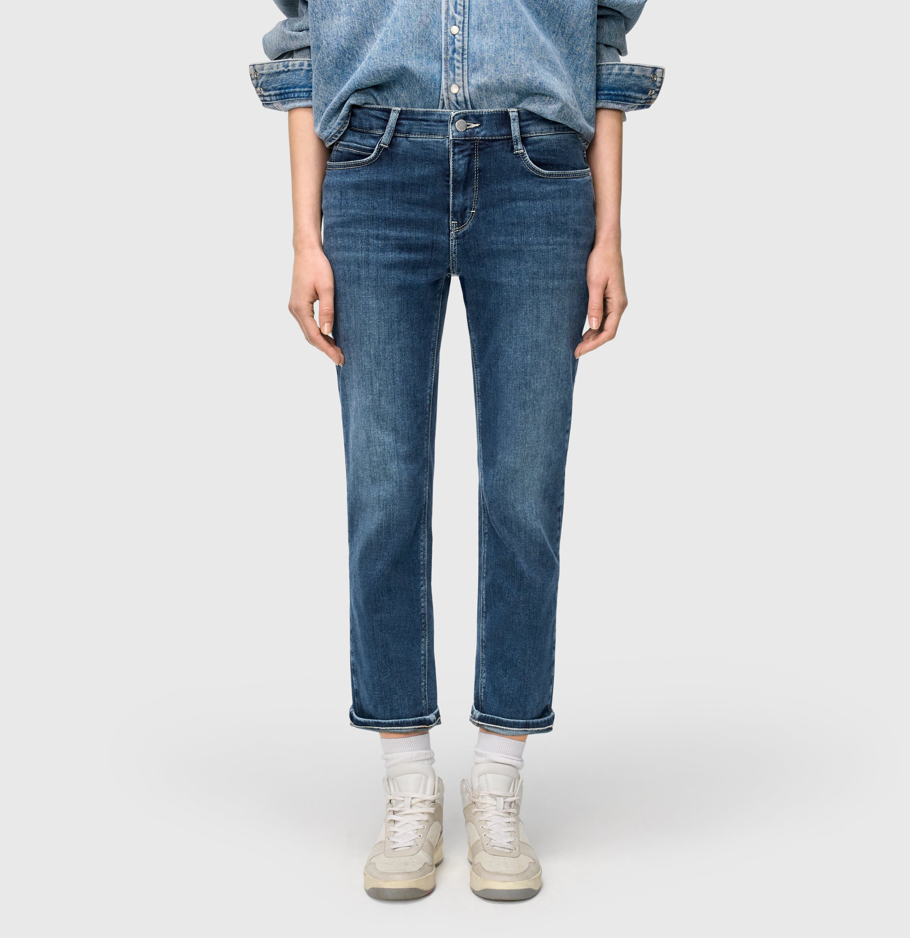 Straight cut jeans made of DREAM denim. | S-NAME | S-FBBZ | Side view of model