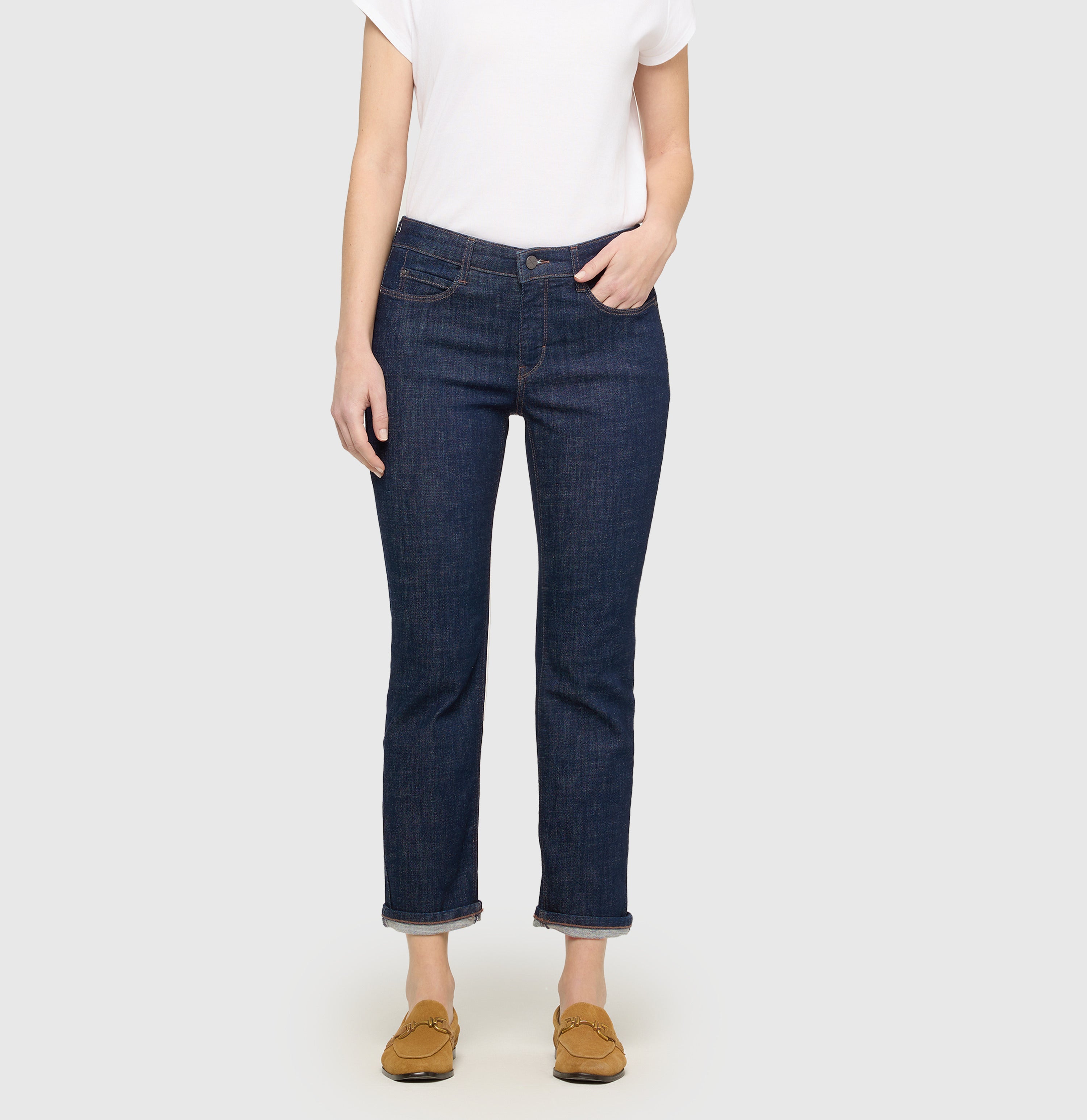 Straight shaping jeans with turned-up hem. | DREAM cropped auth. | fashion rinsed | Front view of model