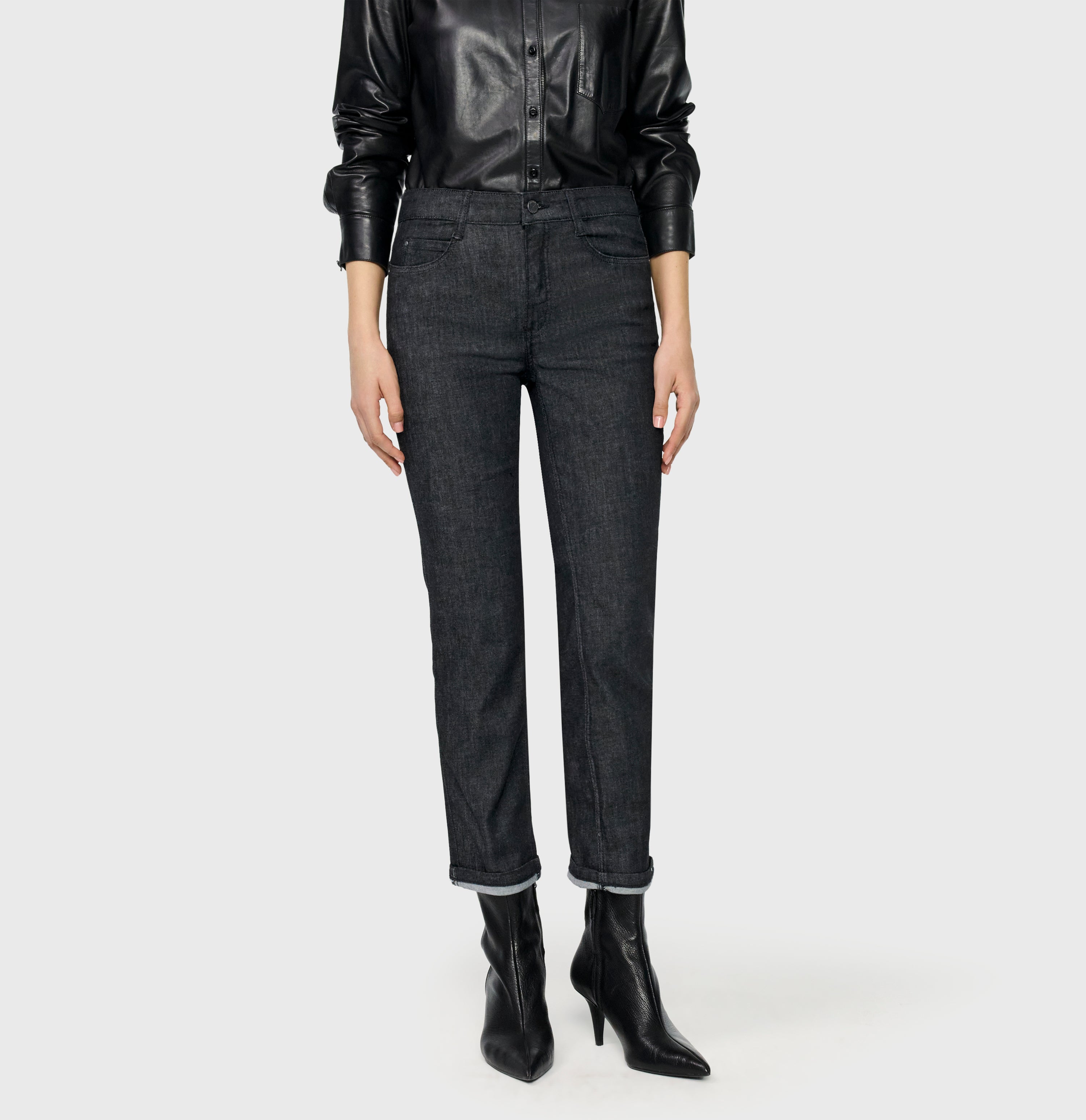 Straight shaping jeans with turned-up hem. | DREAM cropped auth. | fashion rinsed | Front view of model