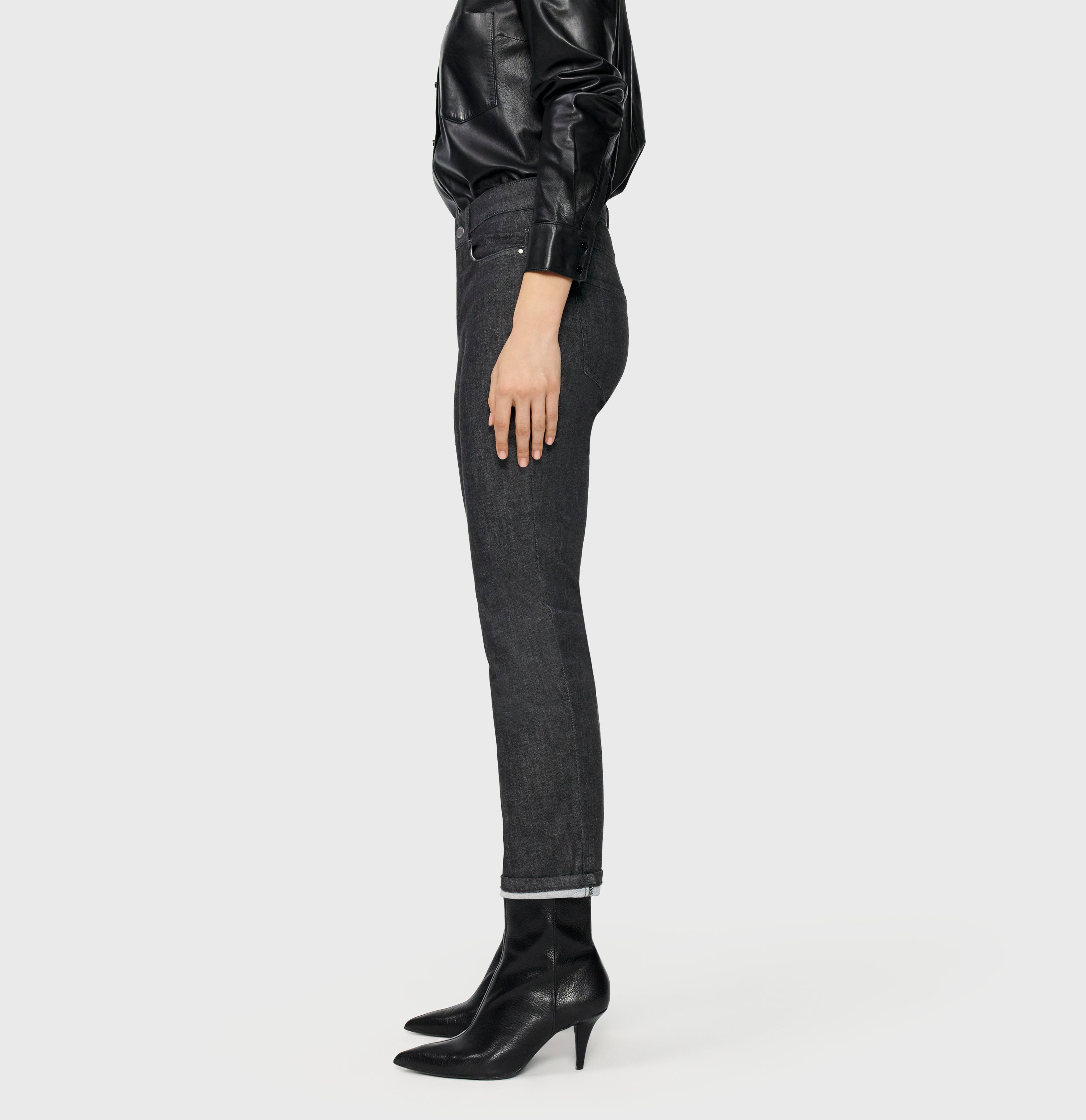 Straight shaping jeans with turned-up hem. | DREAM cropped auth. | fashion rinsed | Side view of model