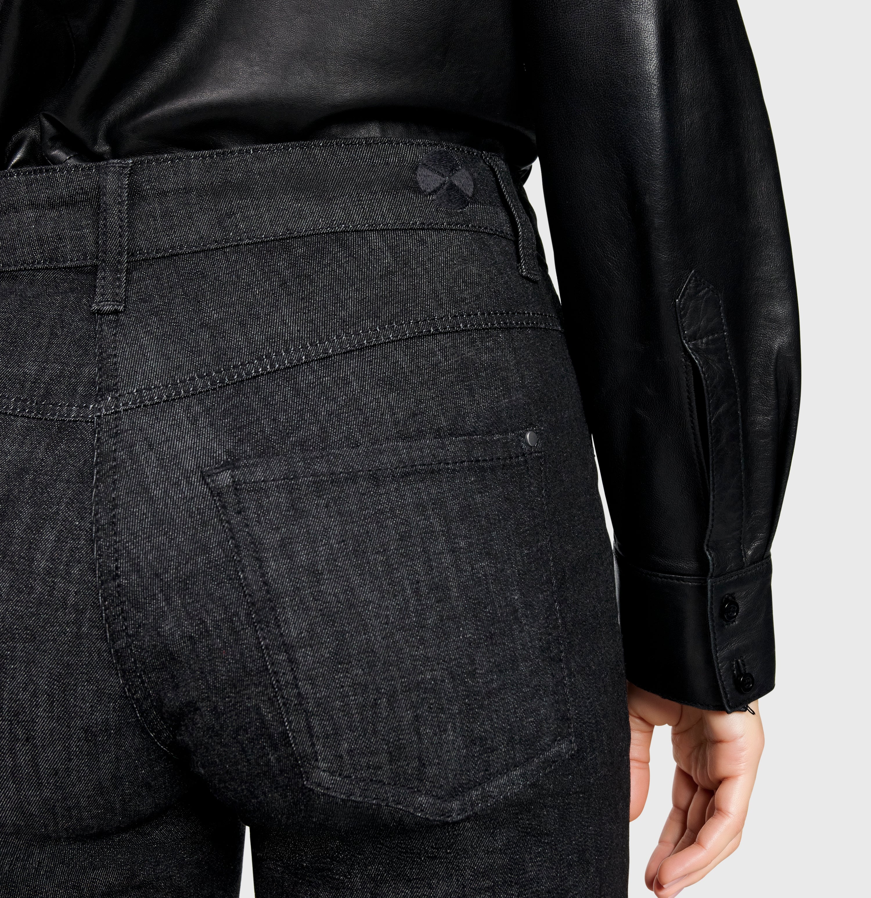 Straight shaping jeans with turned-up hem. | DREAM cropped auth. | fashion rinsed | Detailed view 2 of model