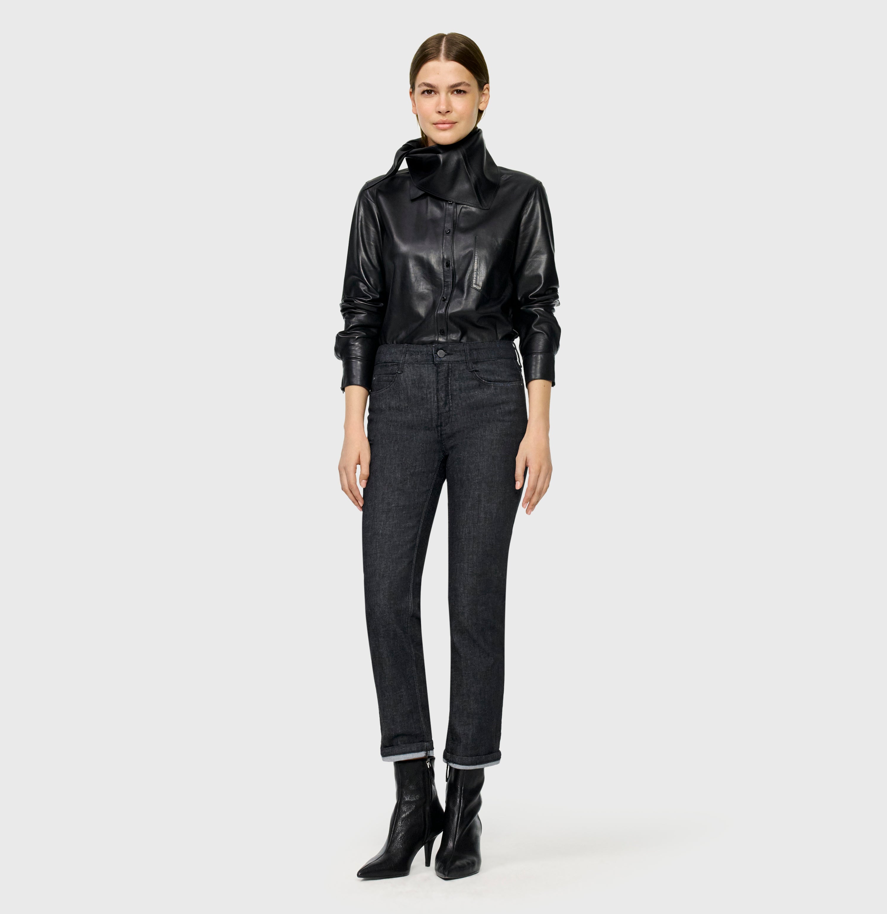 Straight shaping jeans with turned-up hem. | DREAM cropped auth. | fashion rinsed | Full-body of model