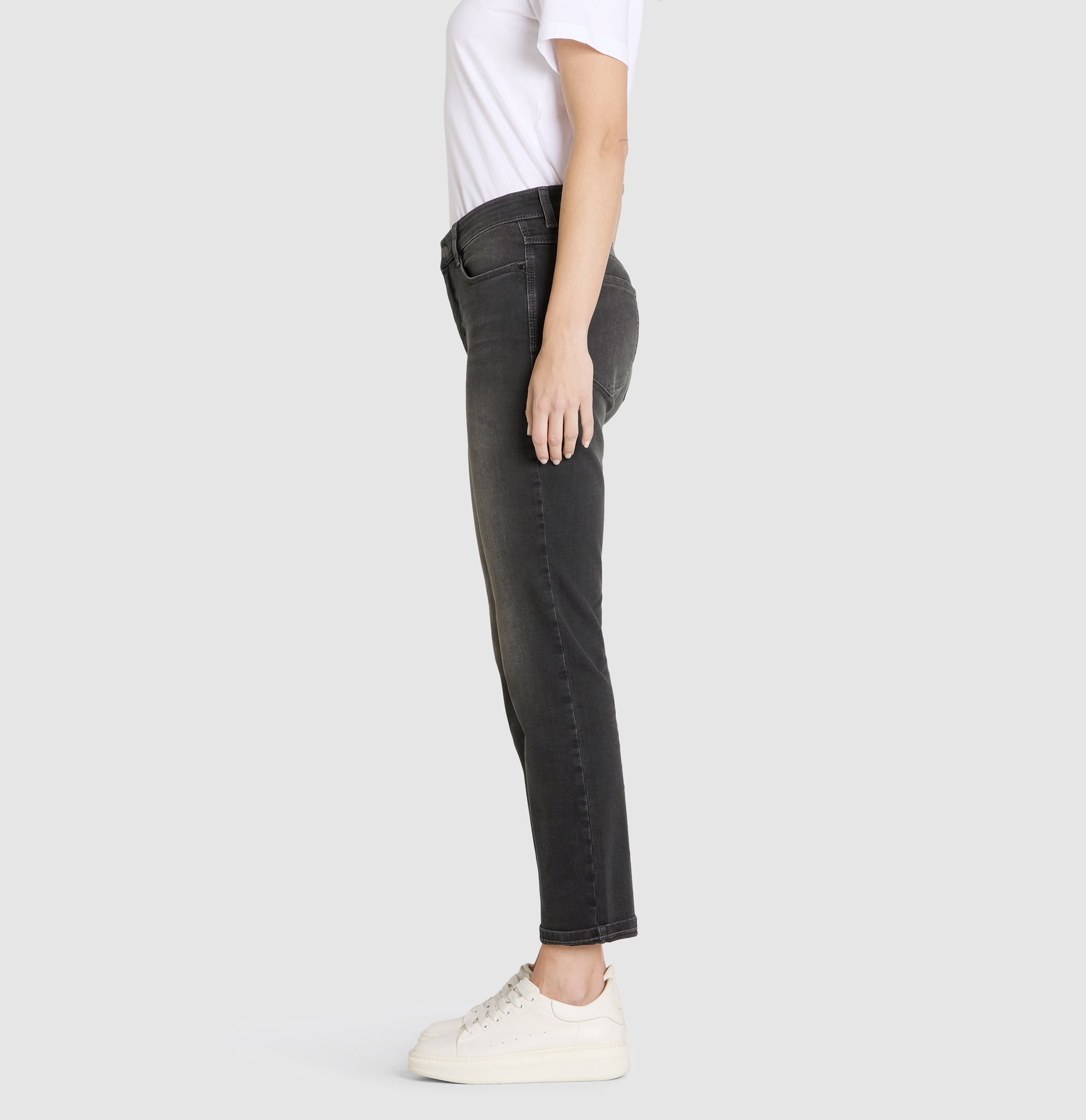 Straight cut jeans made of DREAM denim. | S-NAME | S-FBBZ | Side view of model