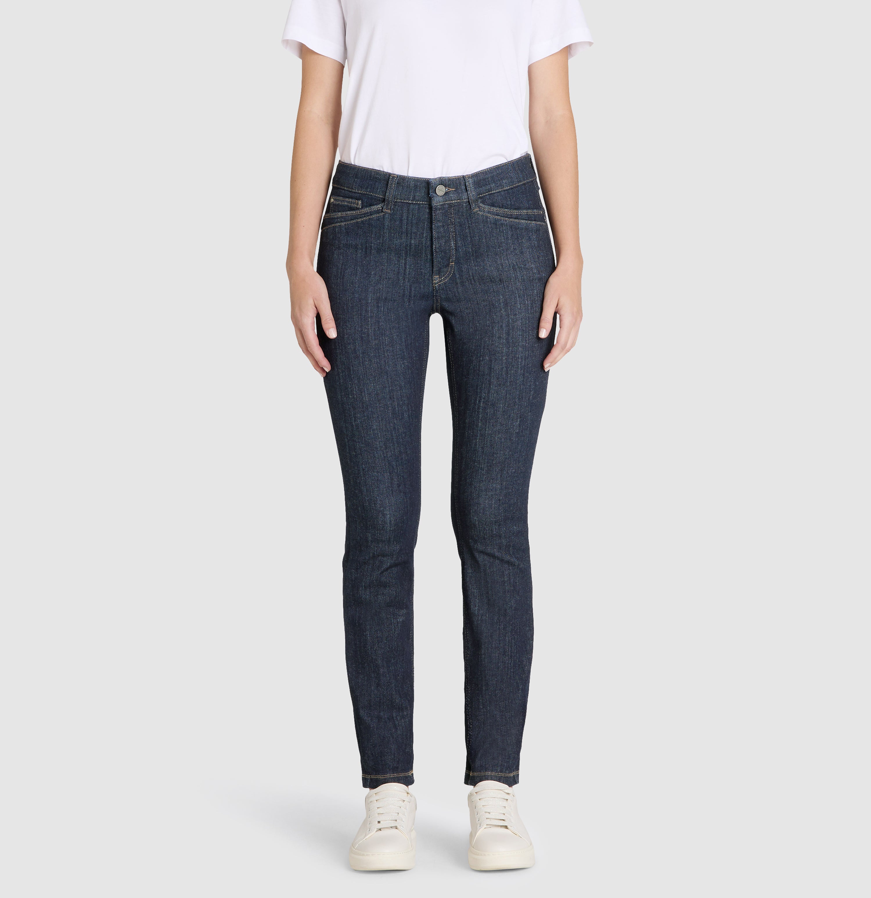 Comfortable skinny jeans with shaping effect. | S-NAME | S-FBBZ | Front view of model