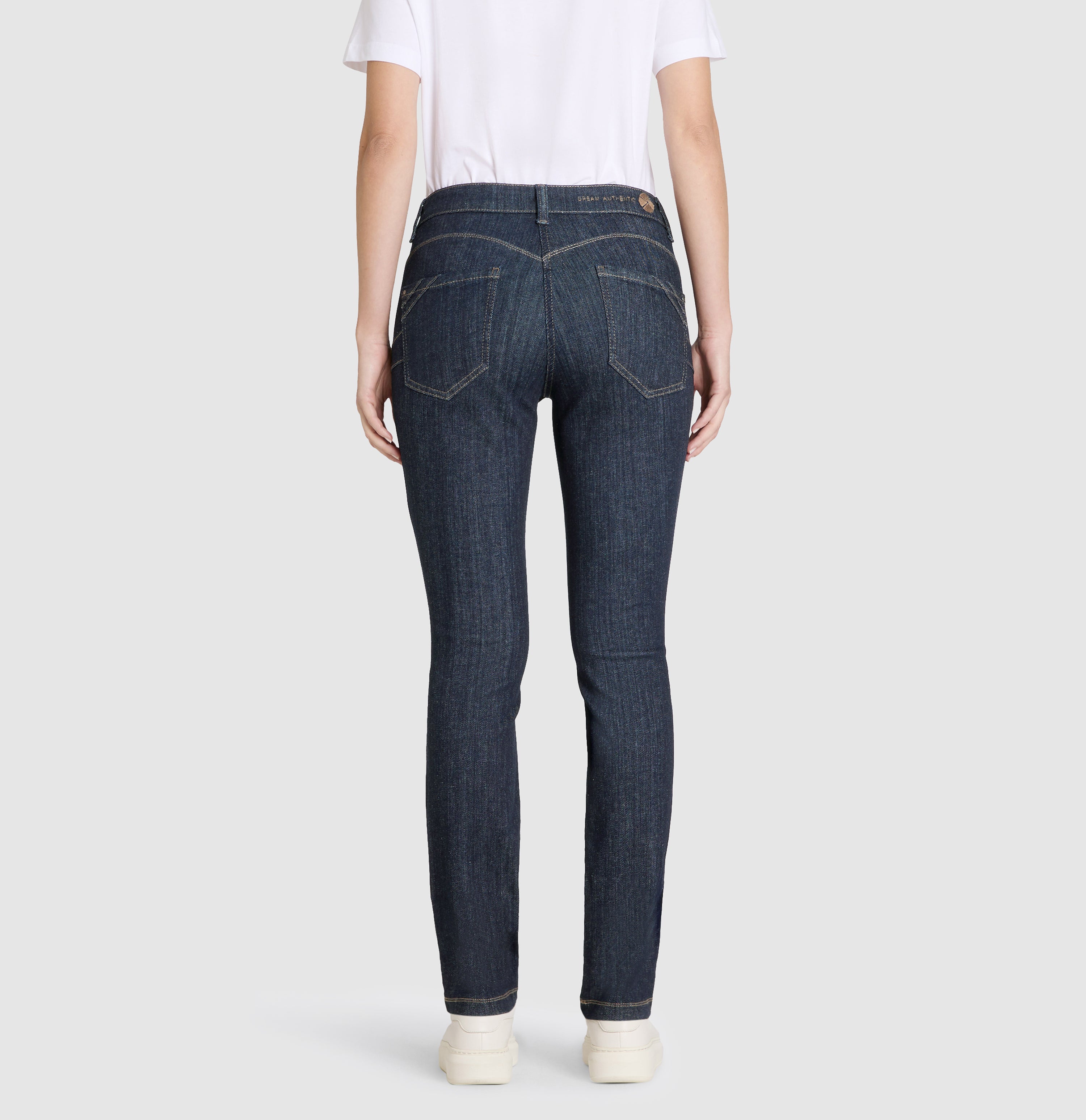 Comfortable skinny jeans with shaping effect. | DREAM SKINNY shape | fashion rinsed | Back view of model