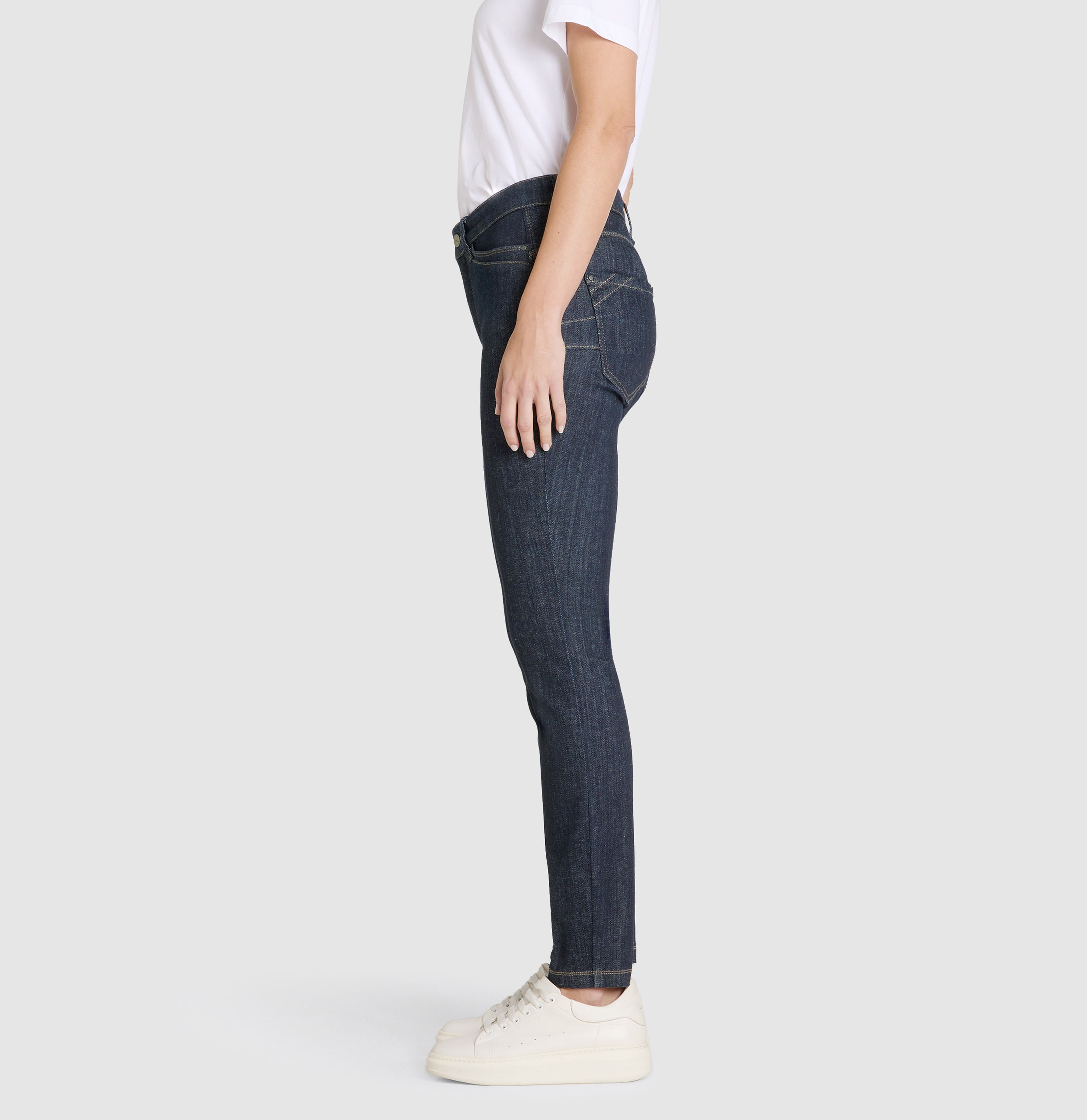 Comfortable skinny jeans with shaping effect. | S-NAME | S-FBBZ | Side view of model