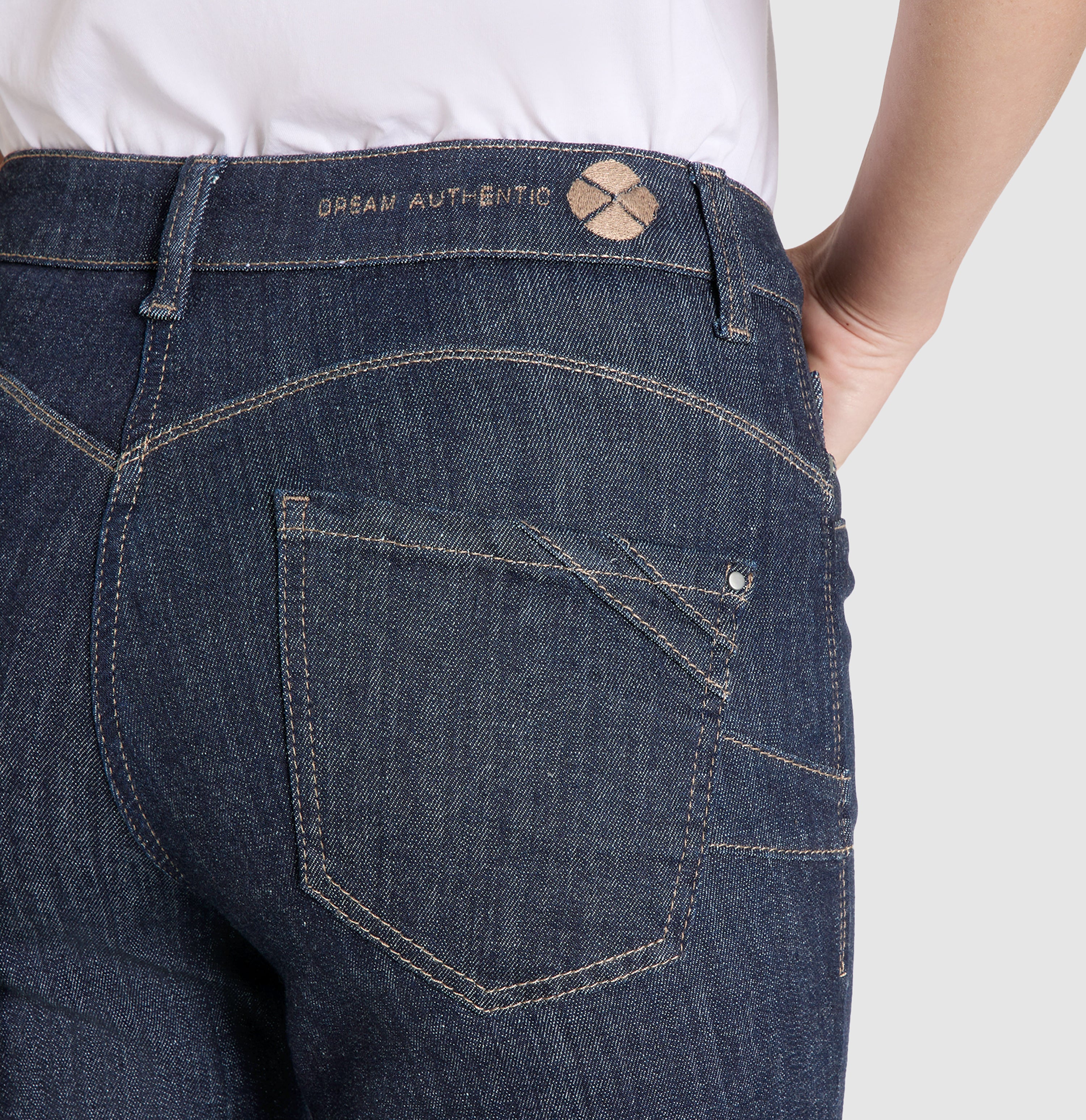 Comfortable skinny jeans with shaping effect. | DREAM SKINNY shape | fashion rinsed | Detailed view 3 of model