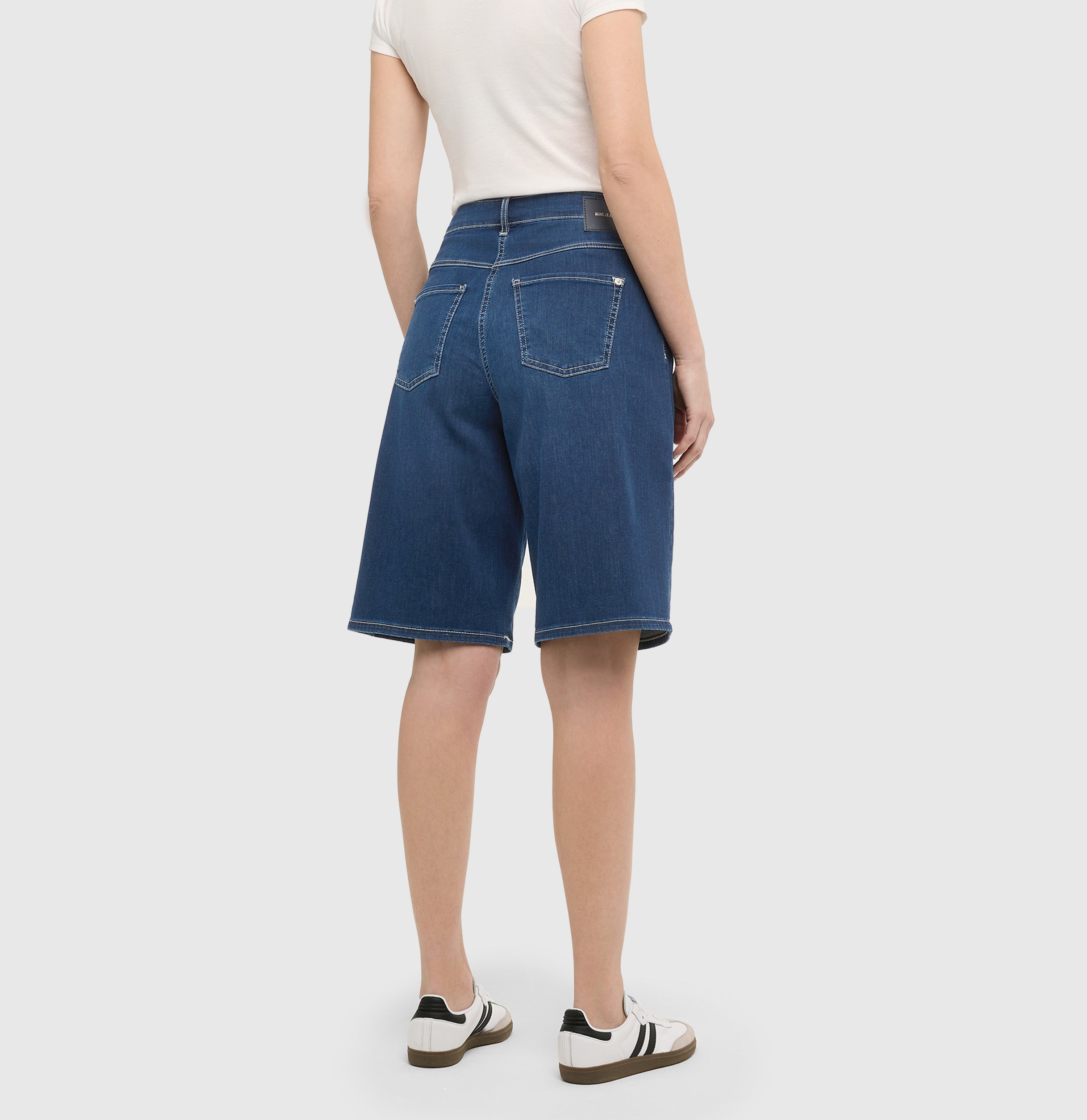 Wide shorts in a light shaping material. | DREAM WIDE Bermuda | dark blue basic used | Back view of model
