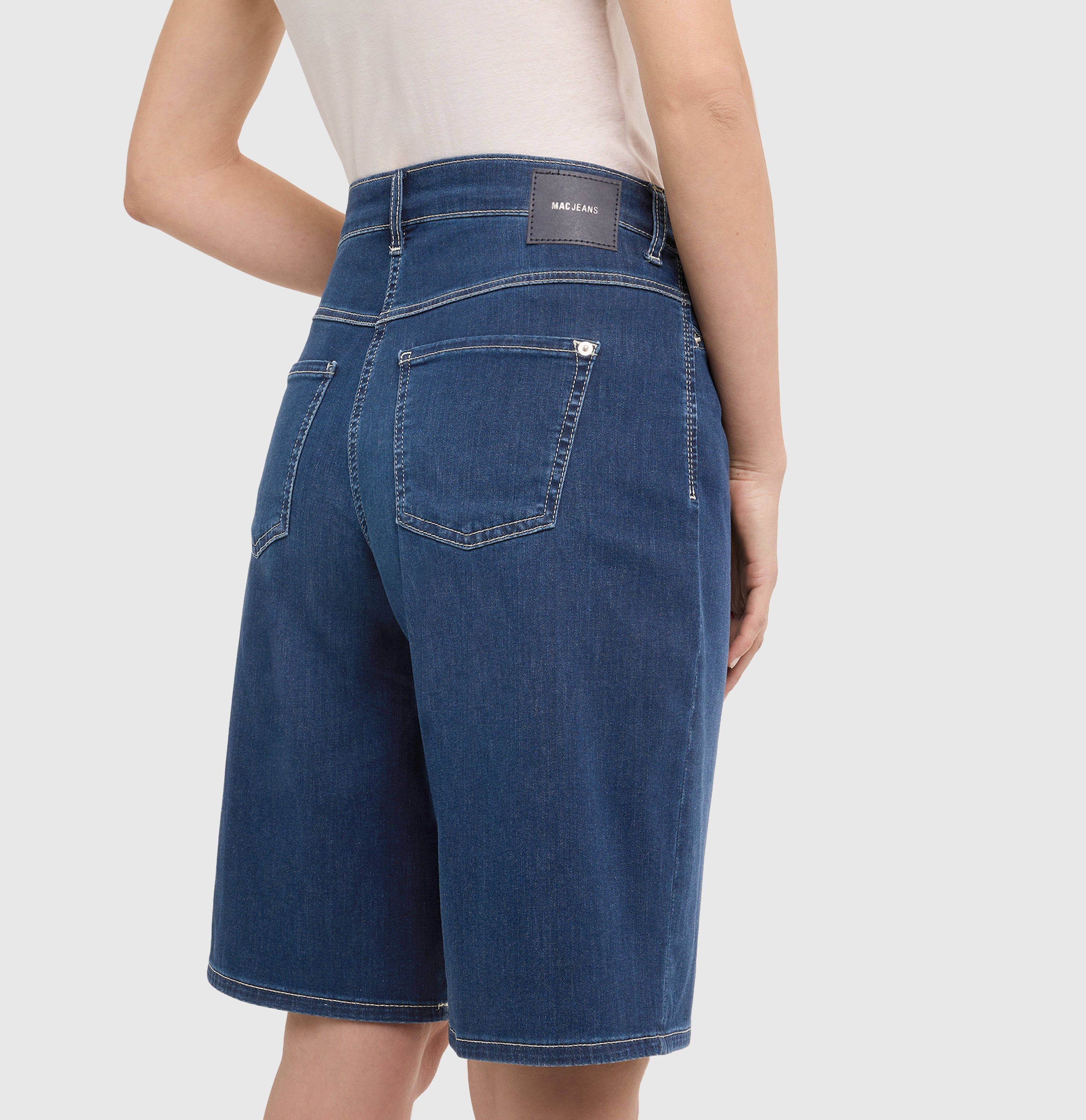 Wide shorts in a light shaping material. | DREAM WIDE Bermuda | dark blue basic used | Detailed view 2 of model