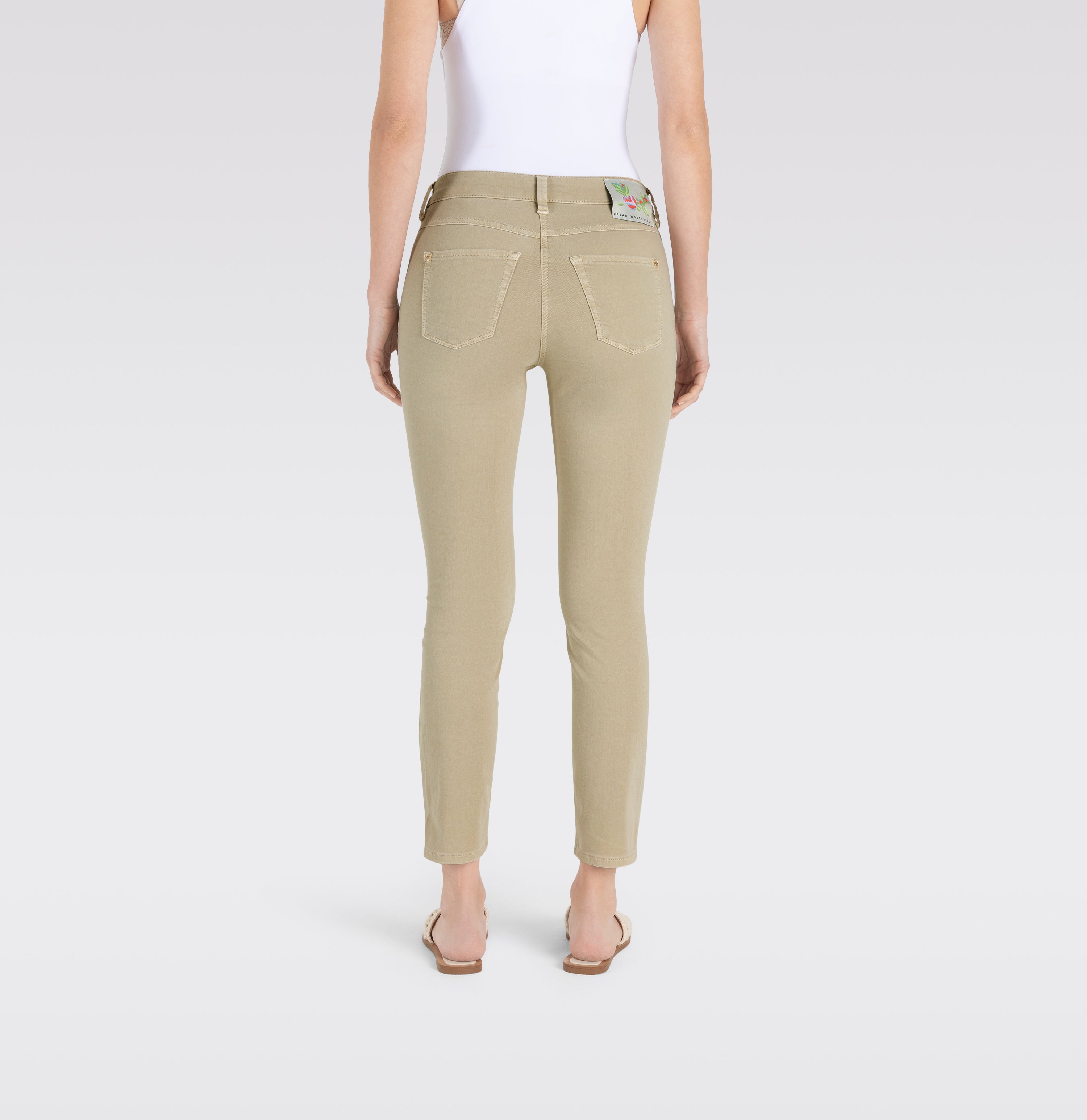 Slim jeans in a highly elastic material. | DREAM SUMMER | smoothly beige | Back view of model
