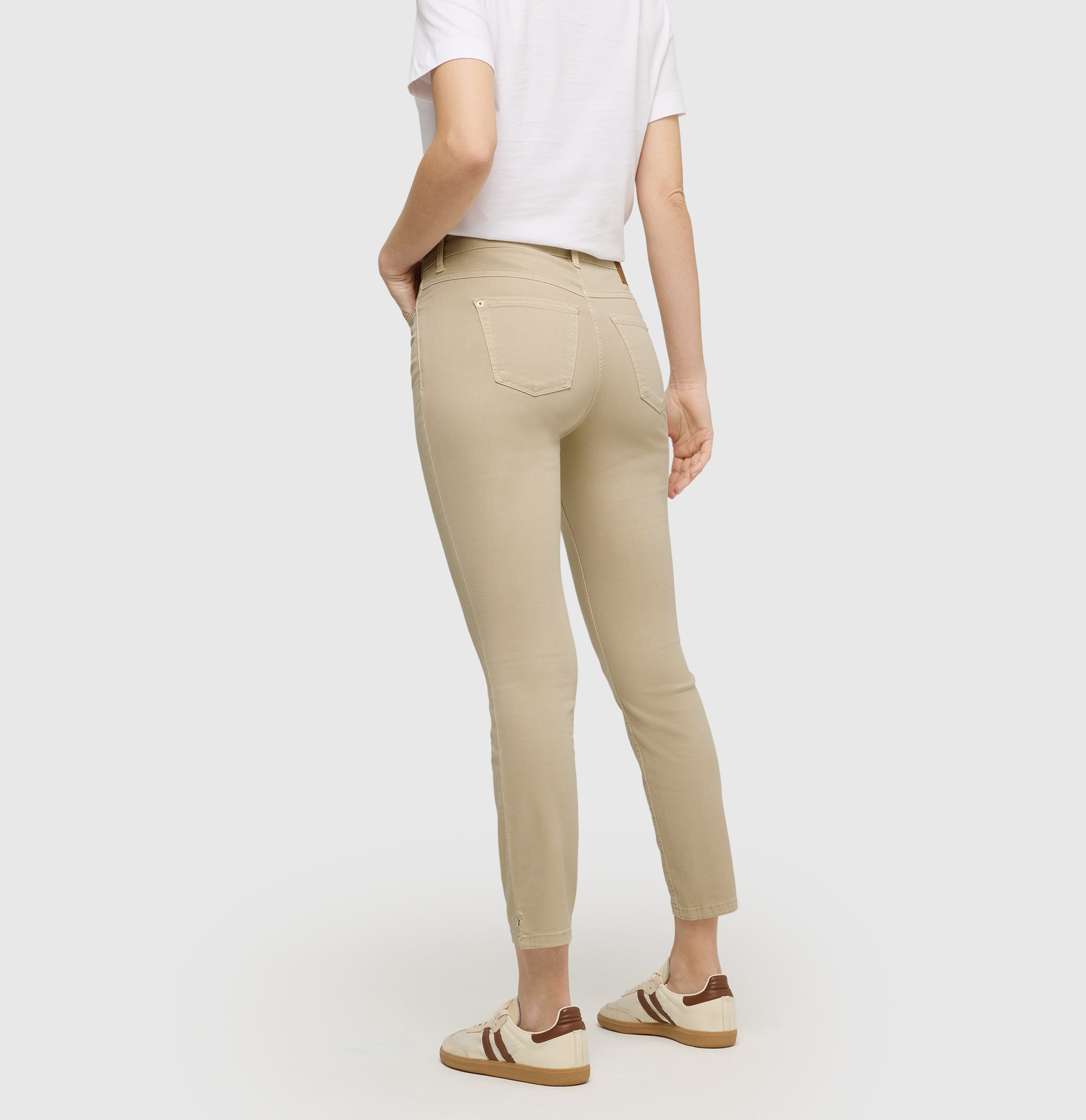 Slim jeans in a highly elastic material. | DREAM SUMMER | smoothly beige | Back view of model
