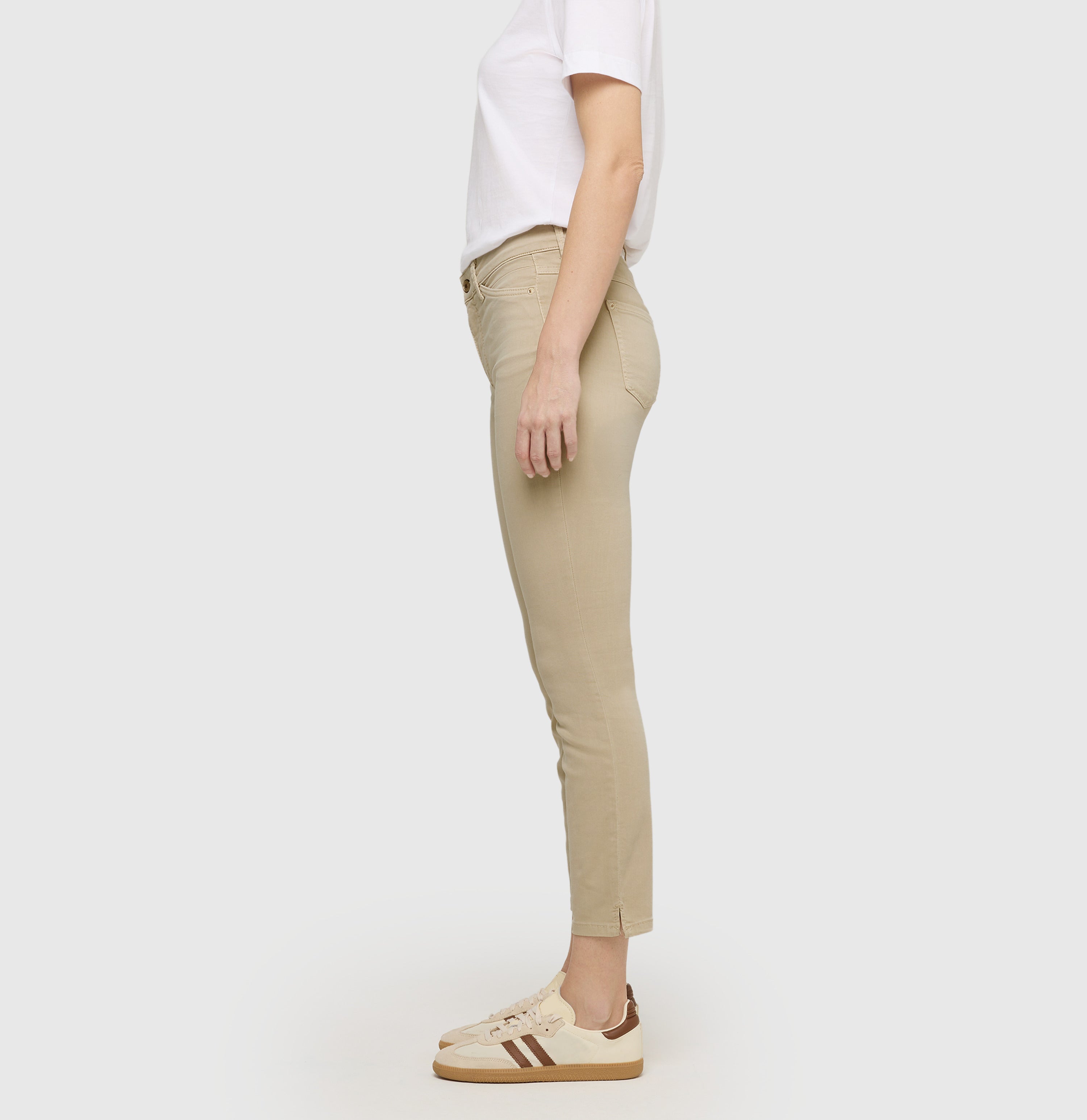 Slim jeans in a highly elastic material. | DREAM SUMMER | smoothly beige | Side view of model