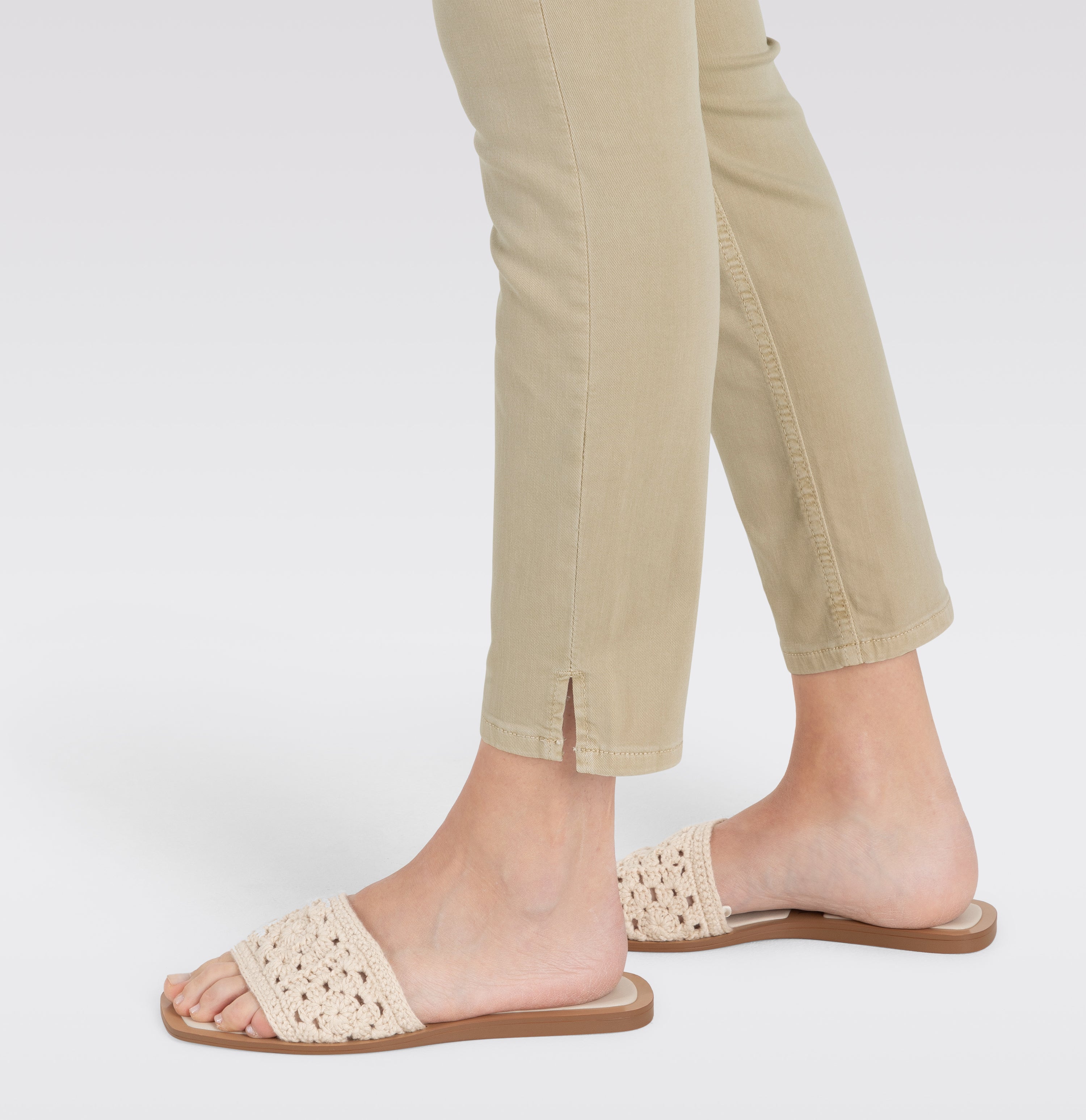 Slim jeans in a highly elastic material. | DREAM SUMMER | smoothly beige | Detailed view 3 of model